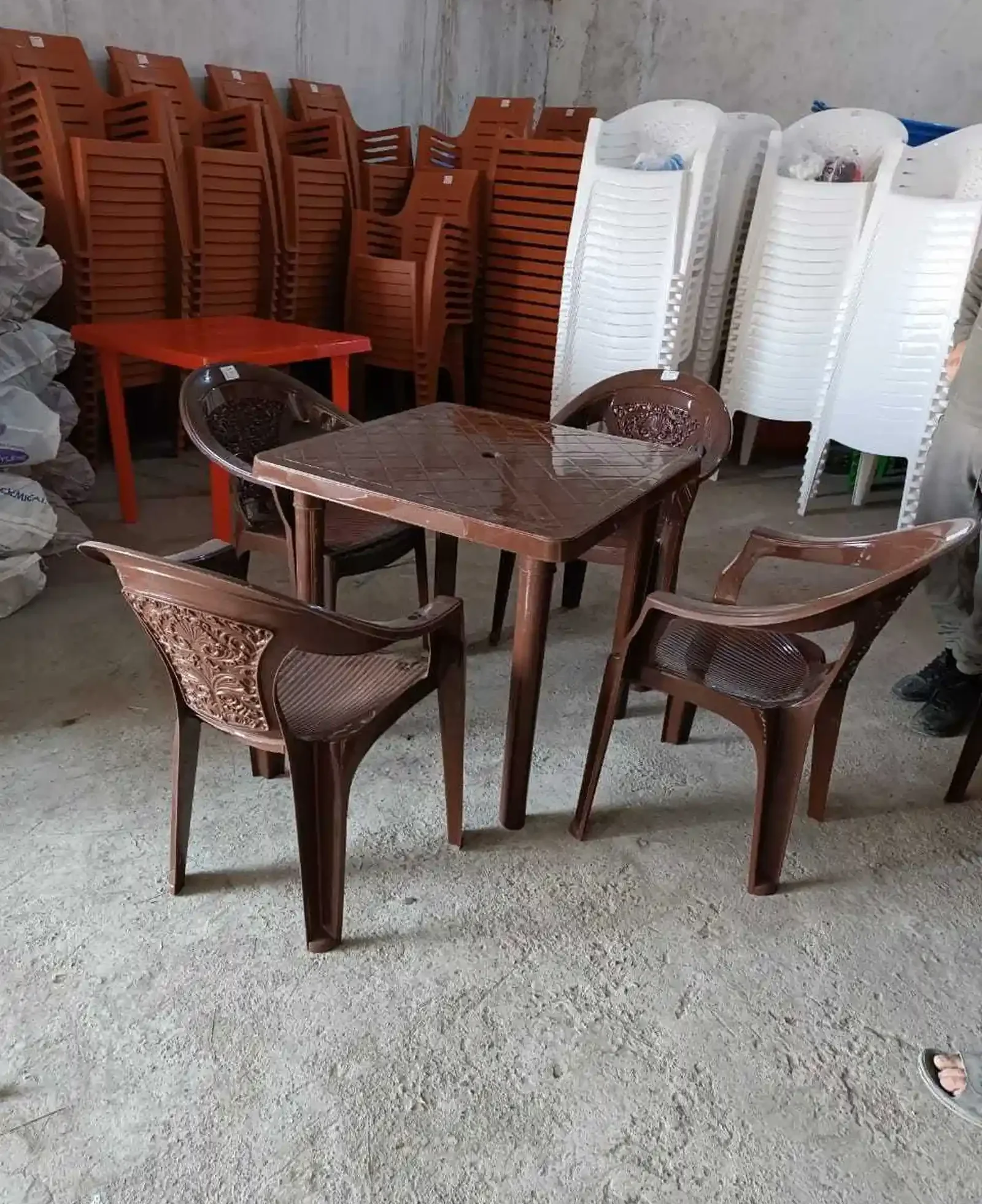 Стол и стулья