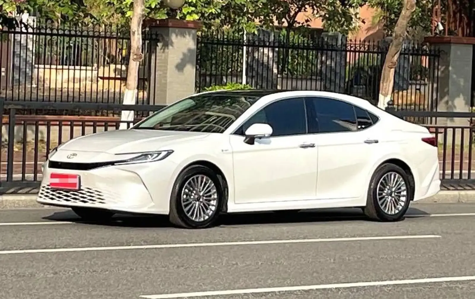 Toyota Camry, 2025 — фото 2