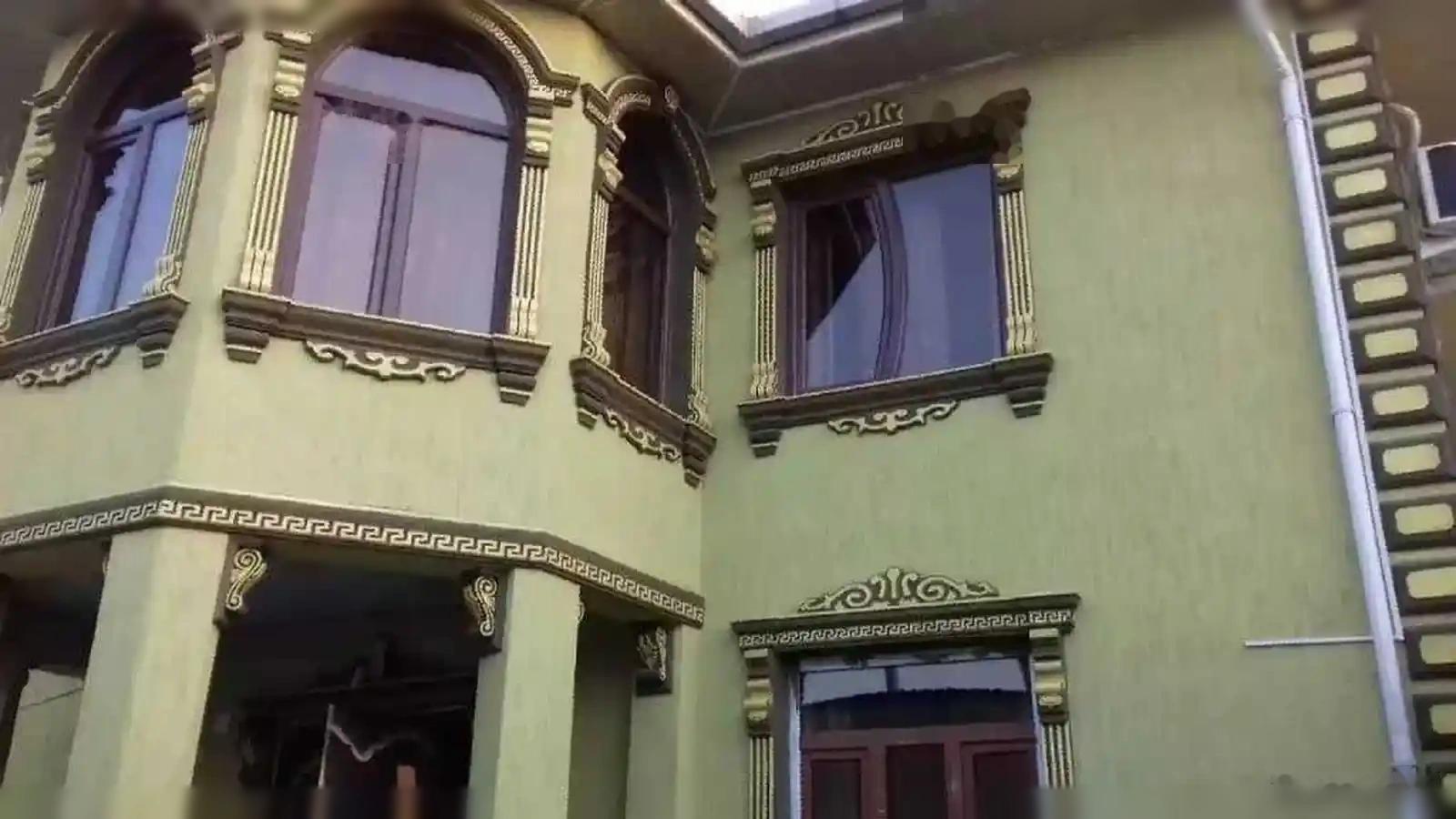 Фасадный декор из пенопласта для окна — фото 2