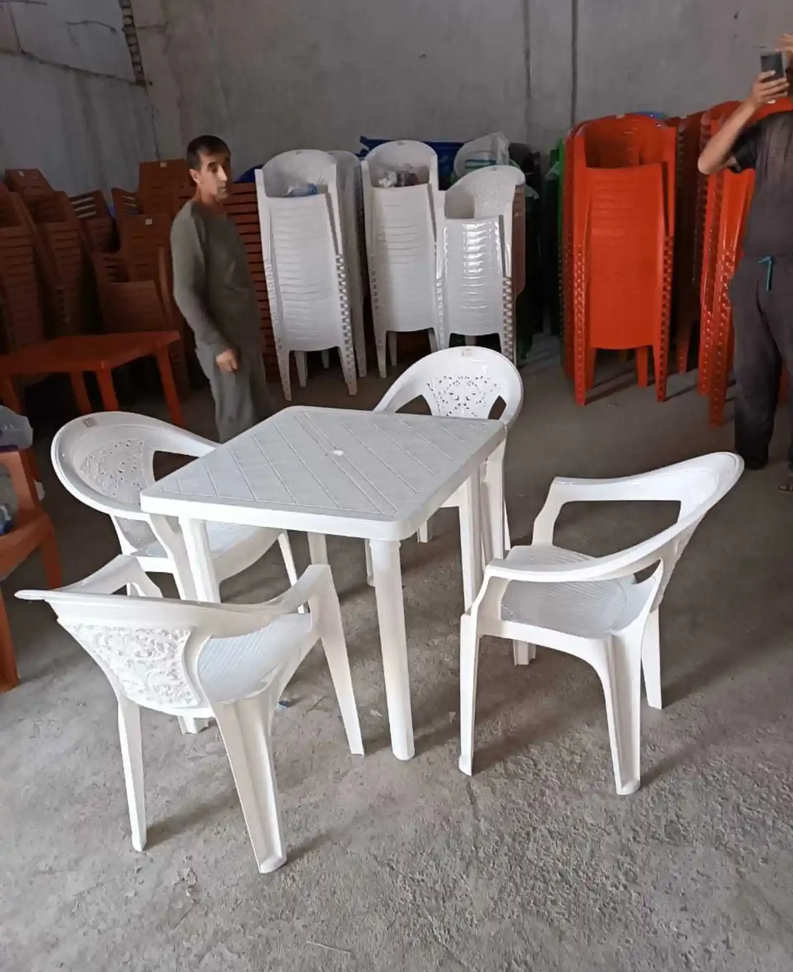 Стол и стулья