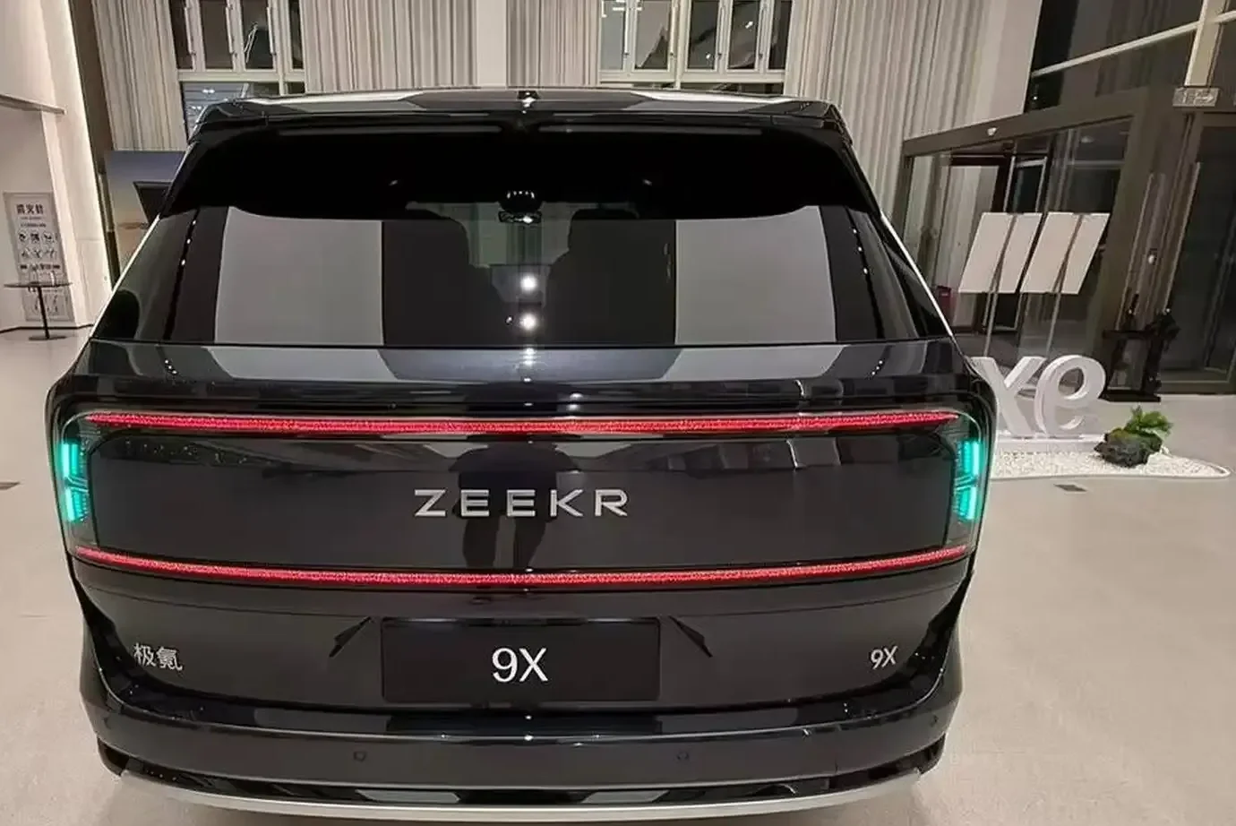 Zeekr 009, 2025