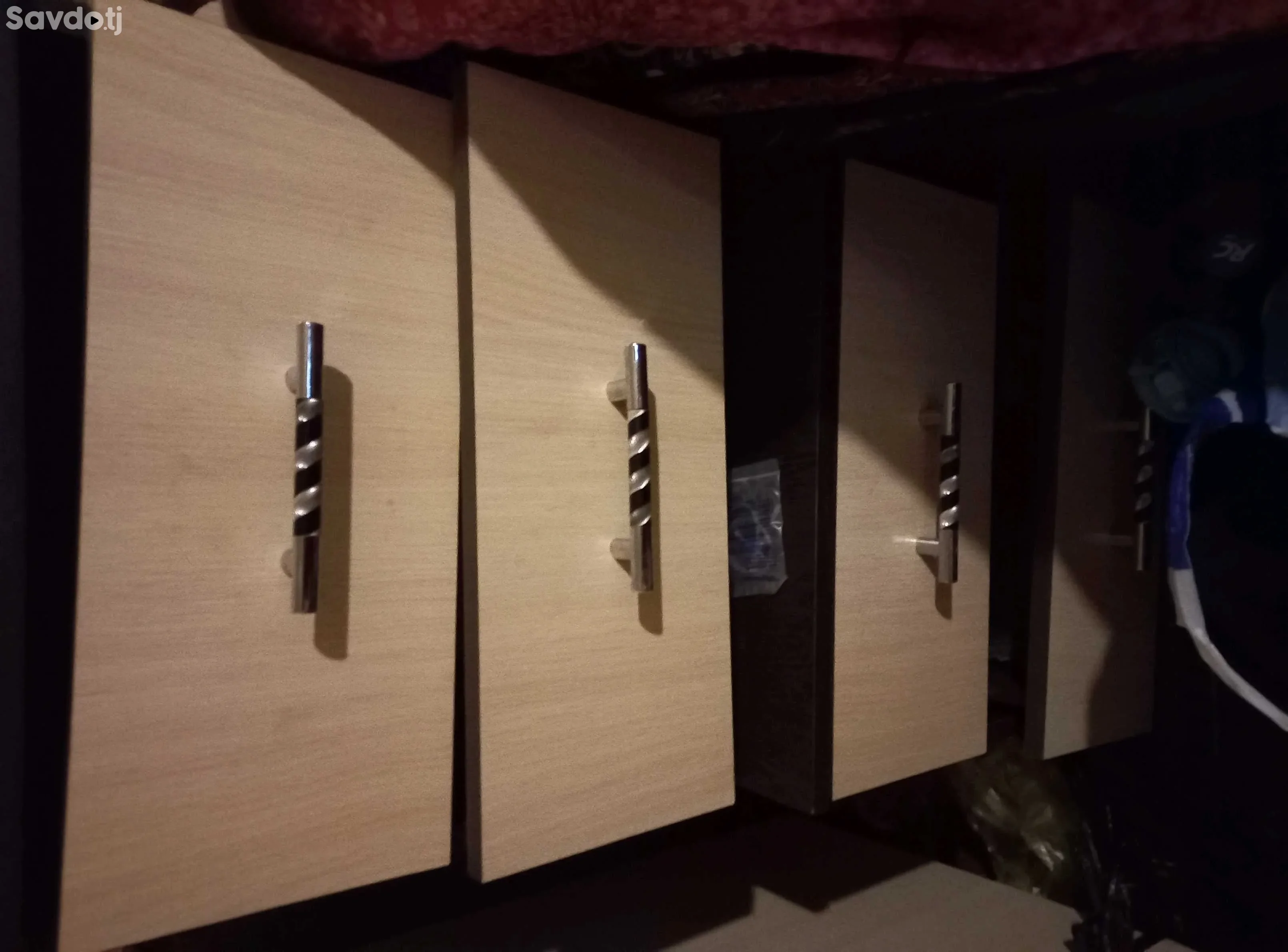 Спальная стенка, диван, 2 тумбочки и зеркало