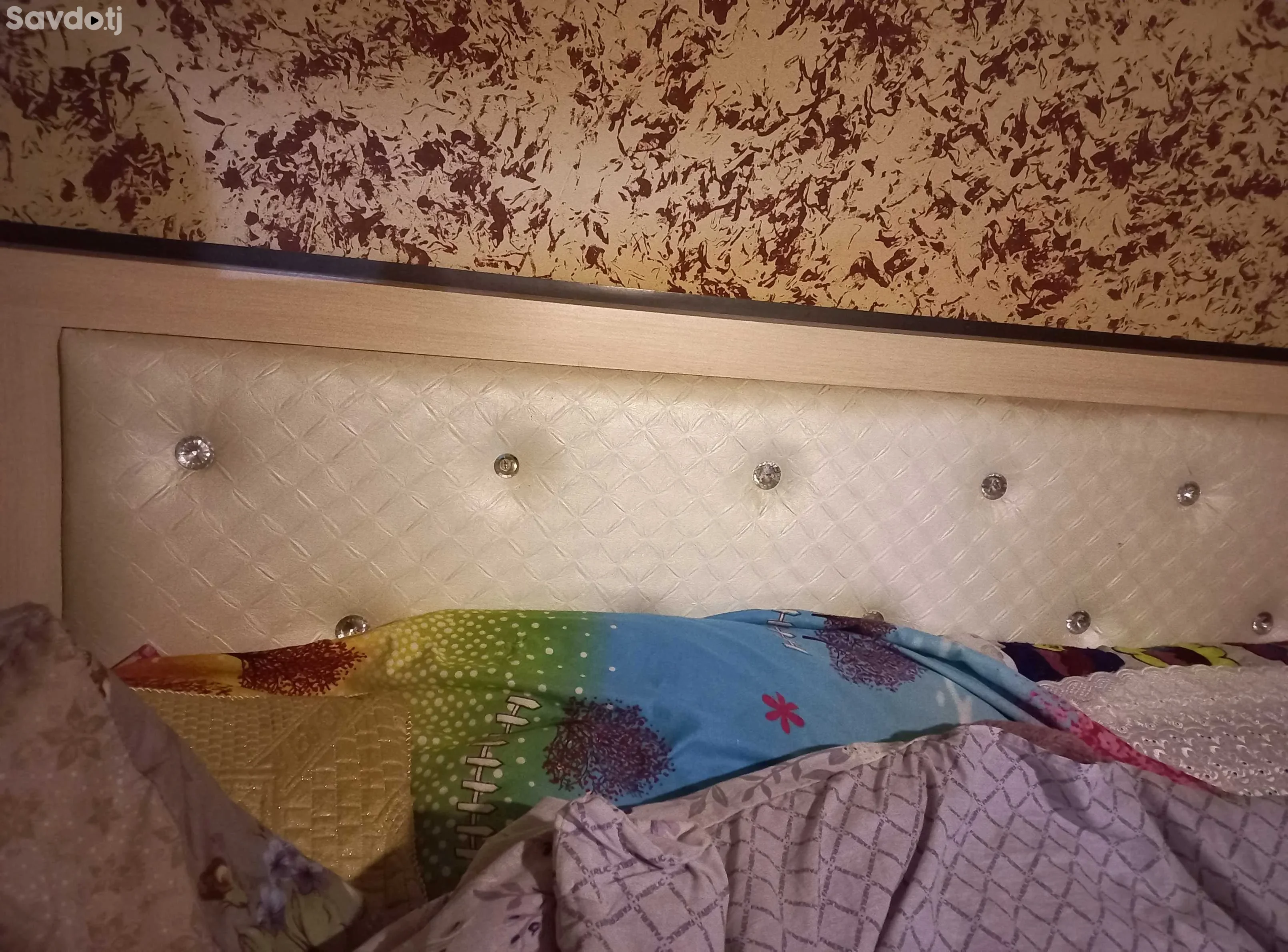 Спальная стенка, диван, 2 тумбочки и зеркало
