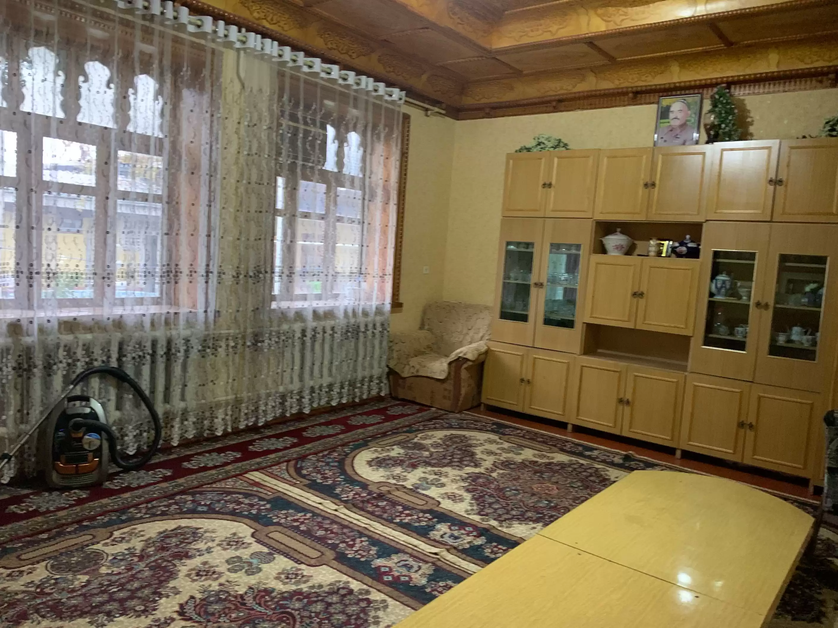 1 этажный, 10-комн. дом,  м², 85 соток, вахдат