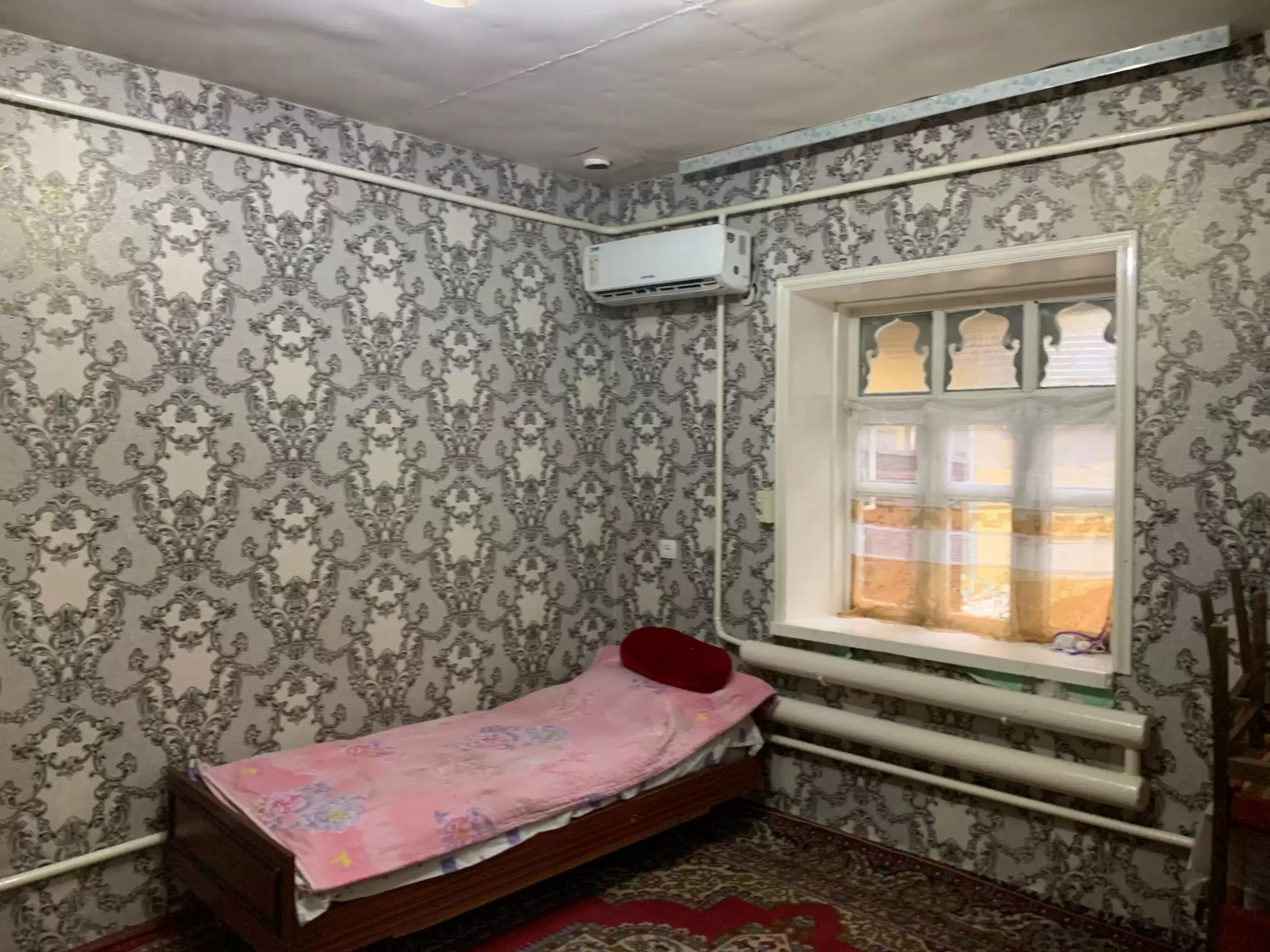 1 этажный, 10-комн. дом,  м², 85 соток, вахдат
