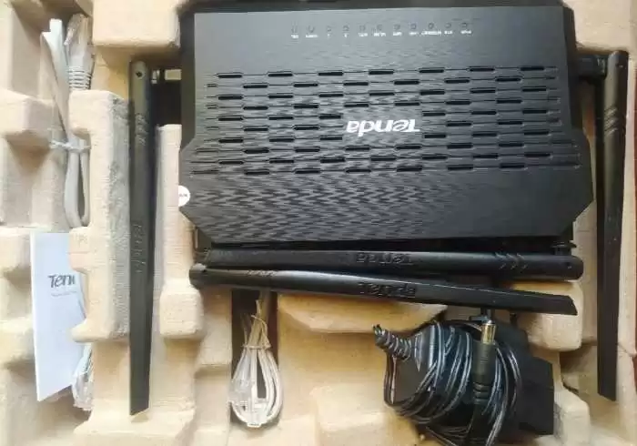 Роутер Tenda D305