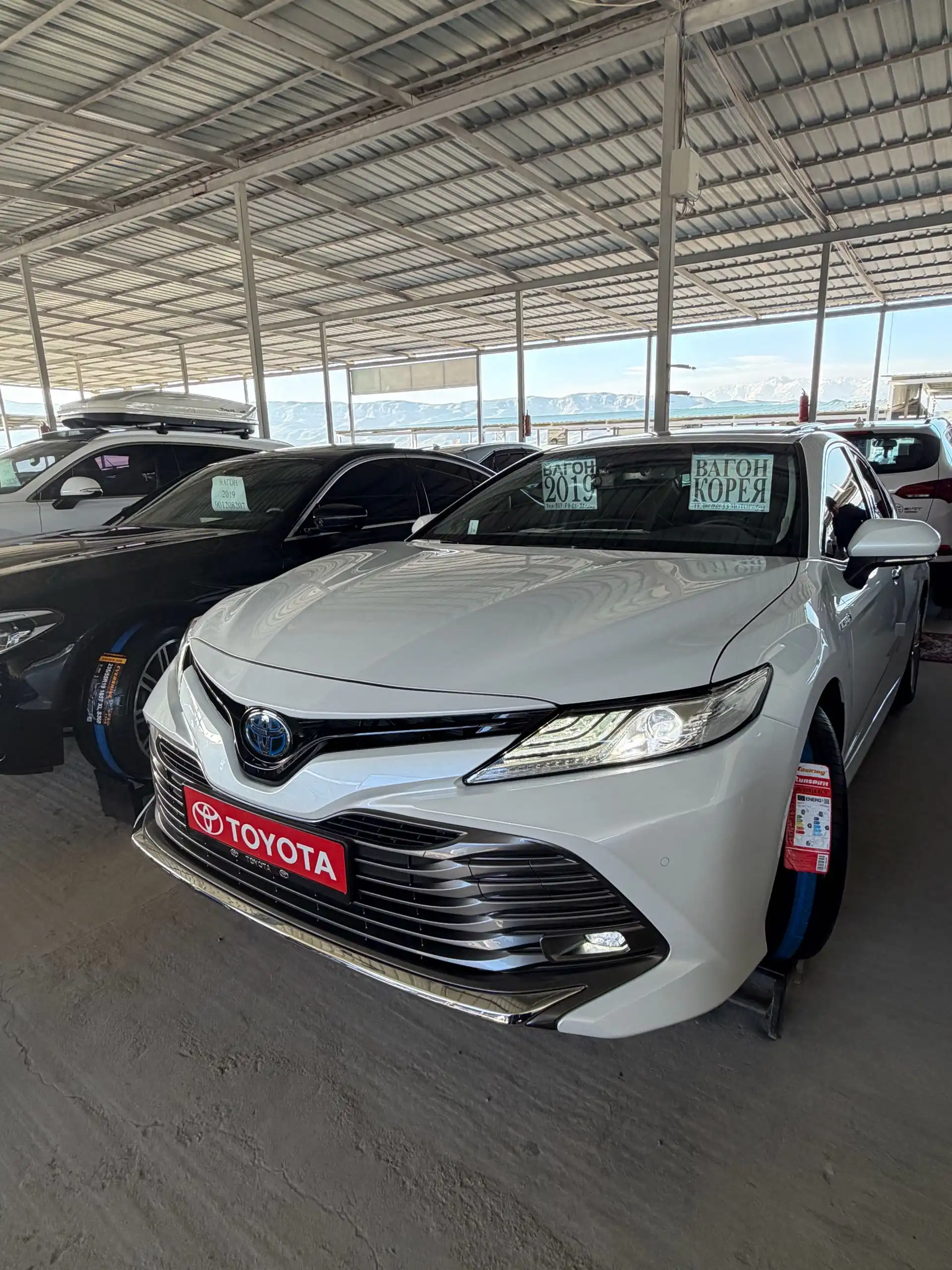 Toyota Camry 2019 — фото 2