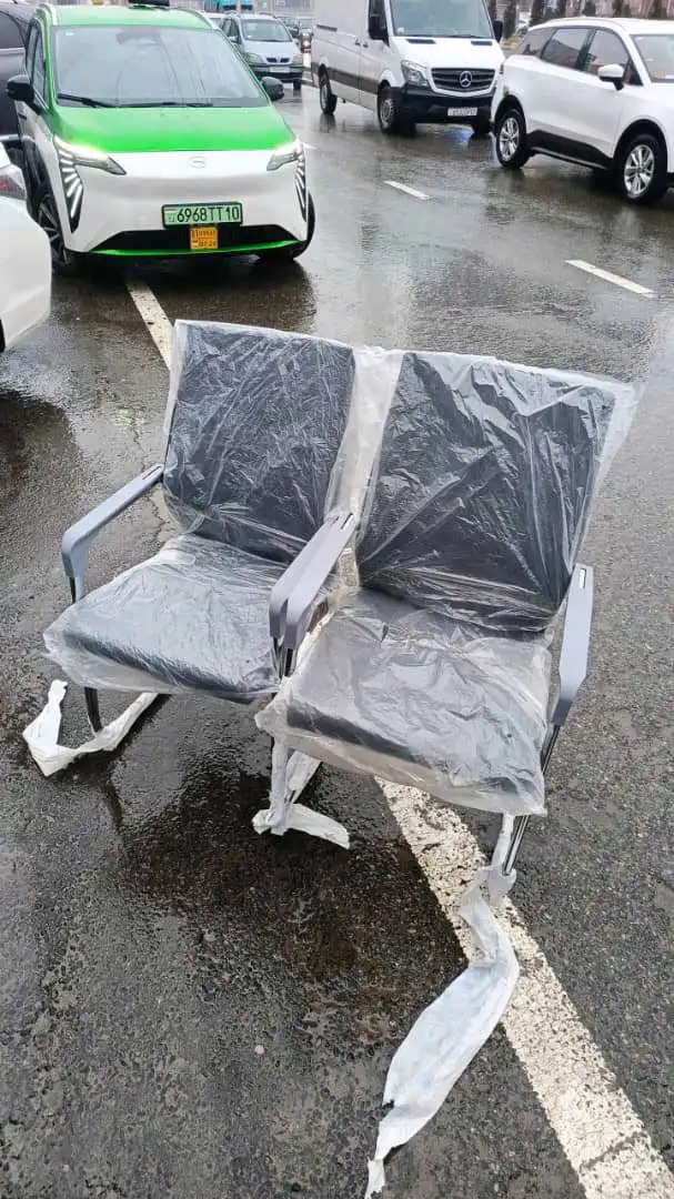 Стулья черный и серый 