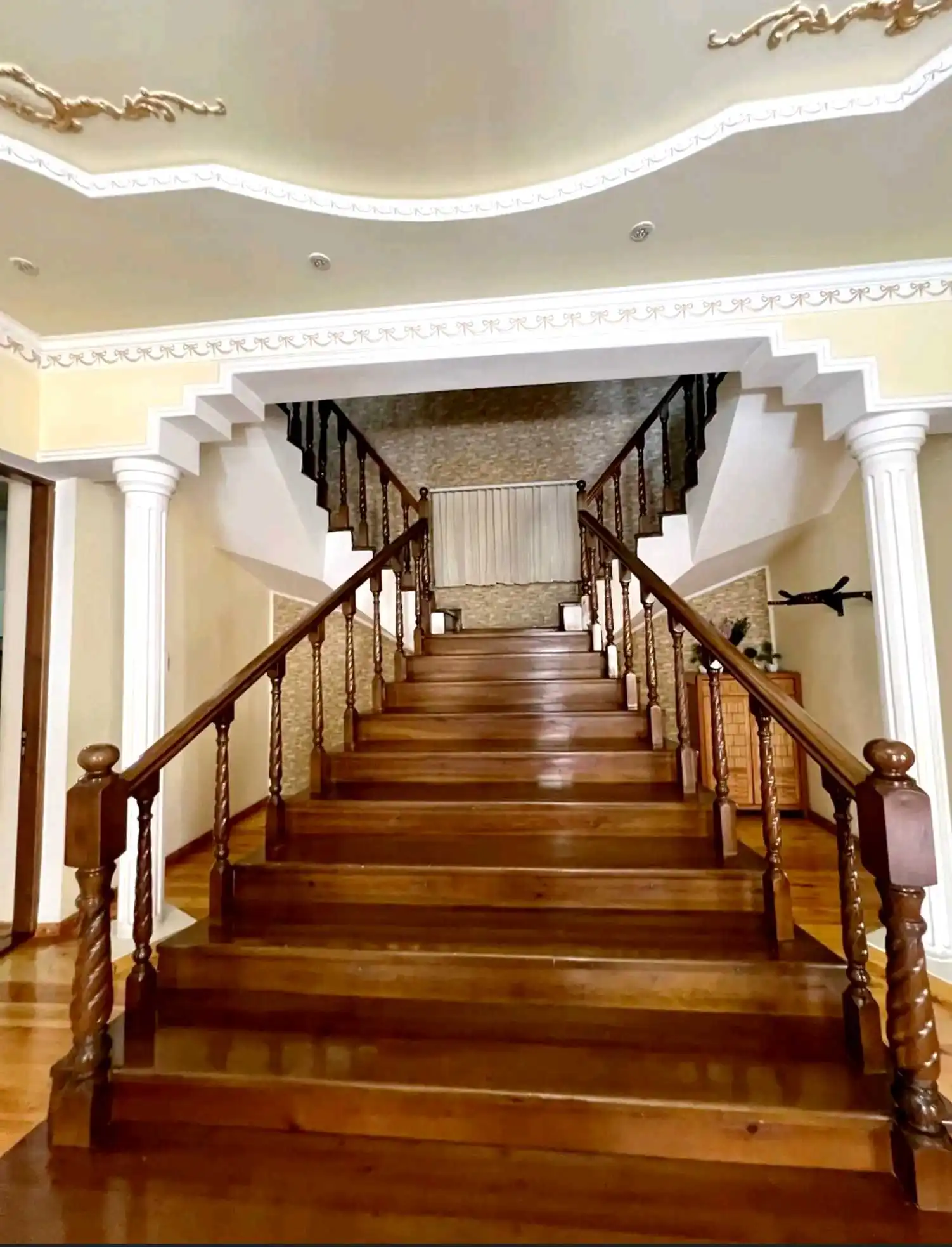 3 этажный, 8-комн. дом, 9242 м², 5 соток, Сино