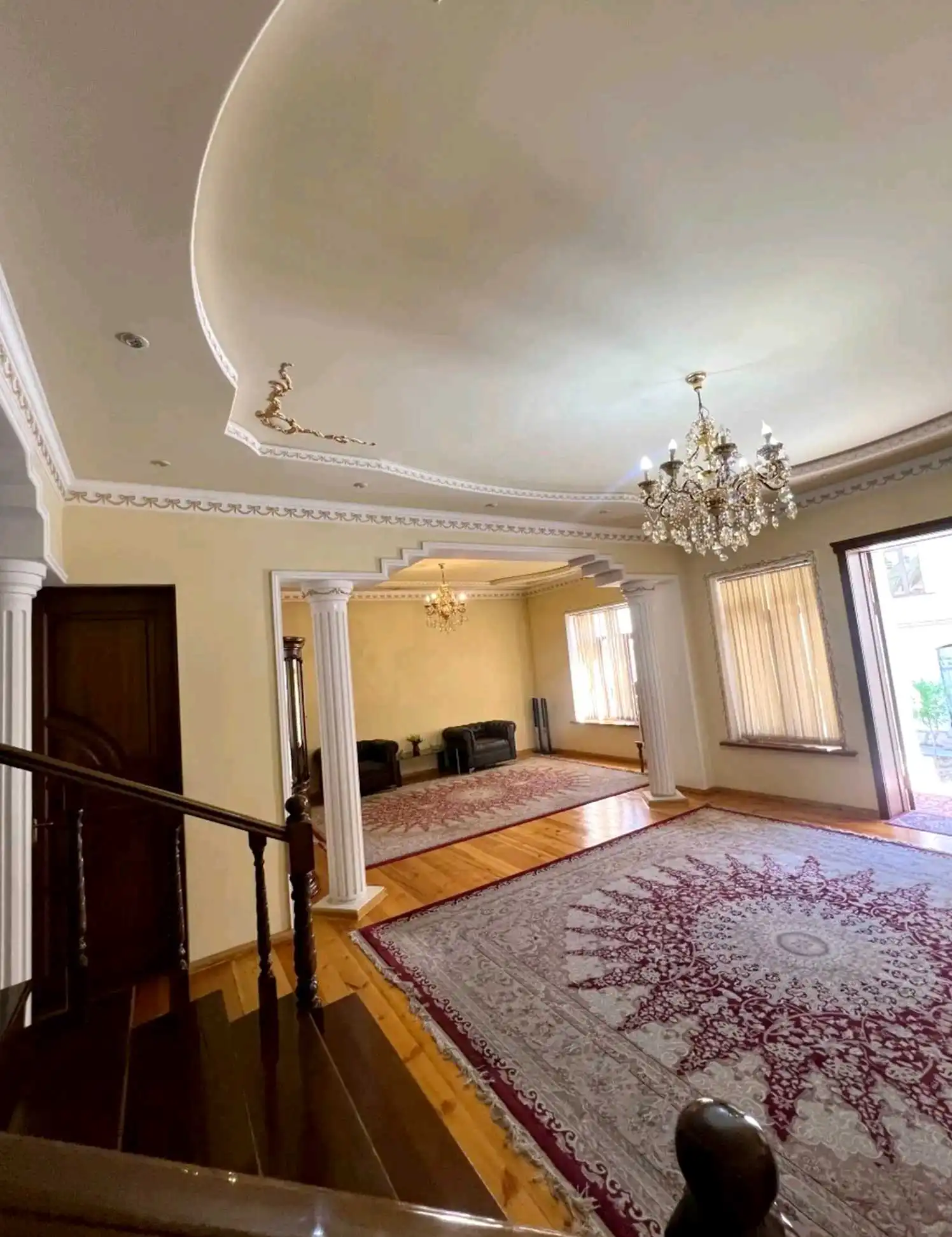 3 этажный, 8-комн. дом, 9242 м², 5 соток, Сино