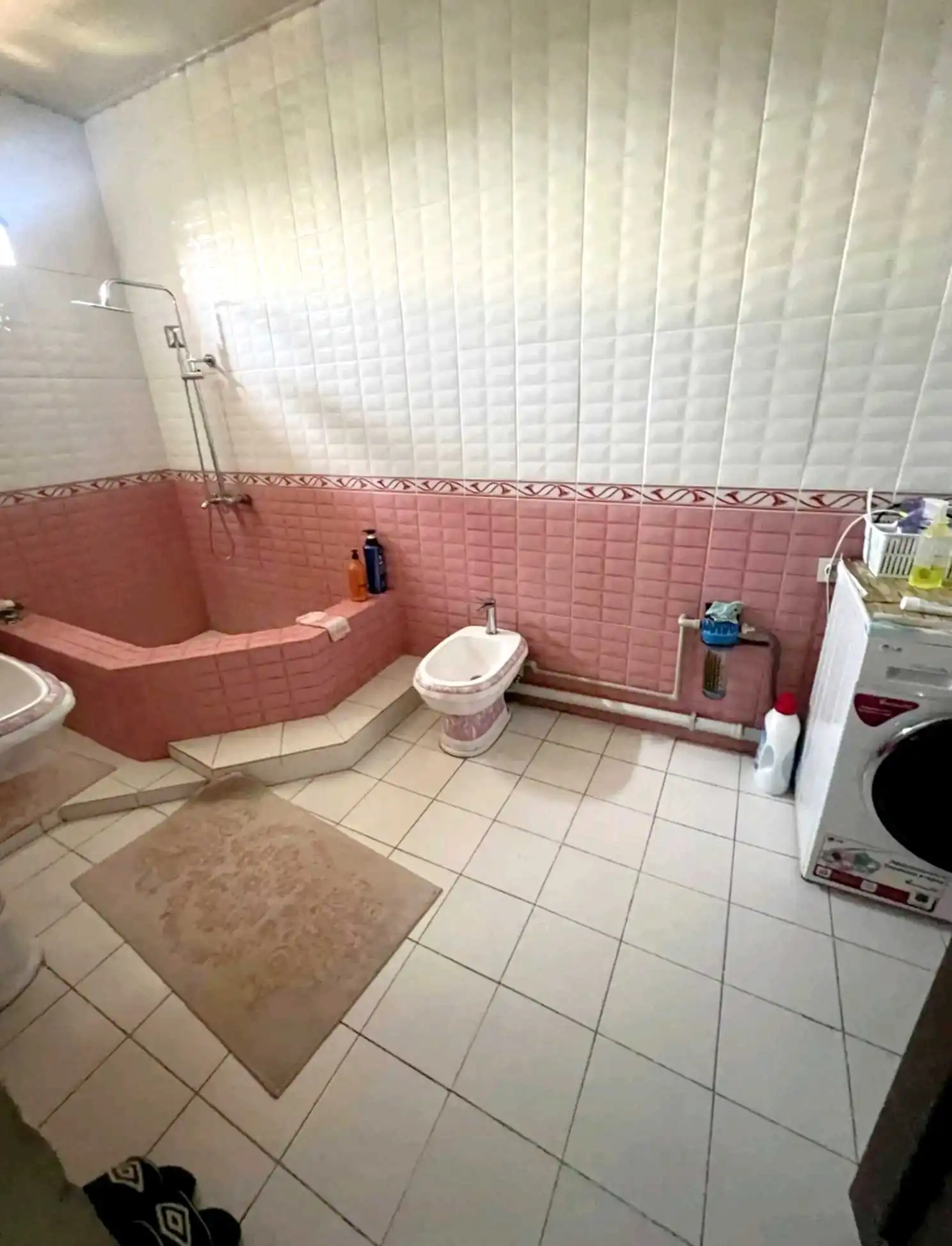 3 этажный, 8-комн. дом, 9242 м², 5 соток, Сино