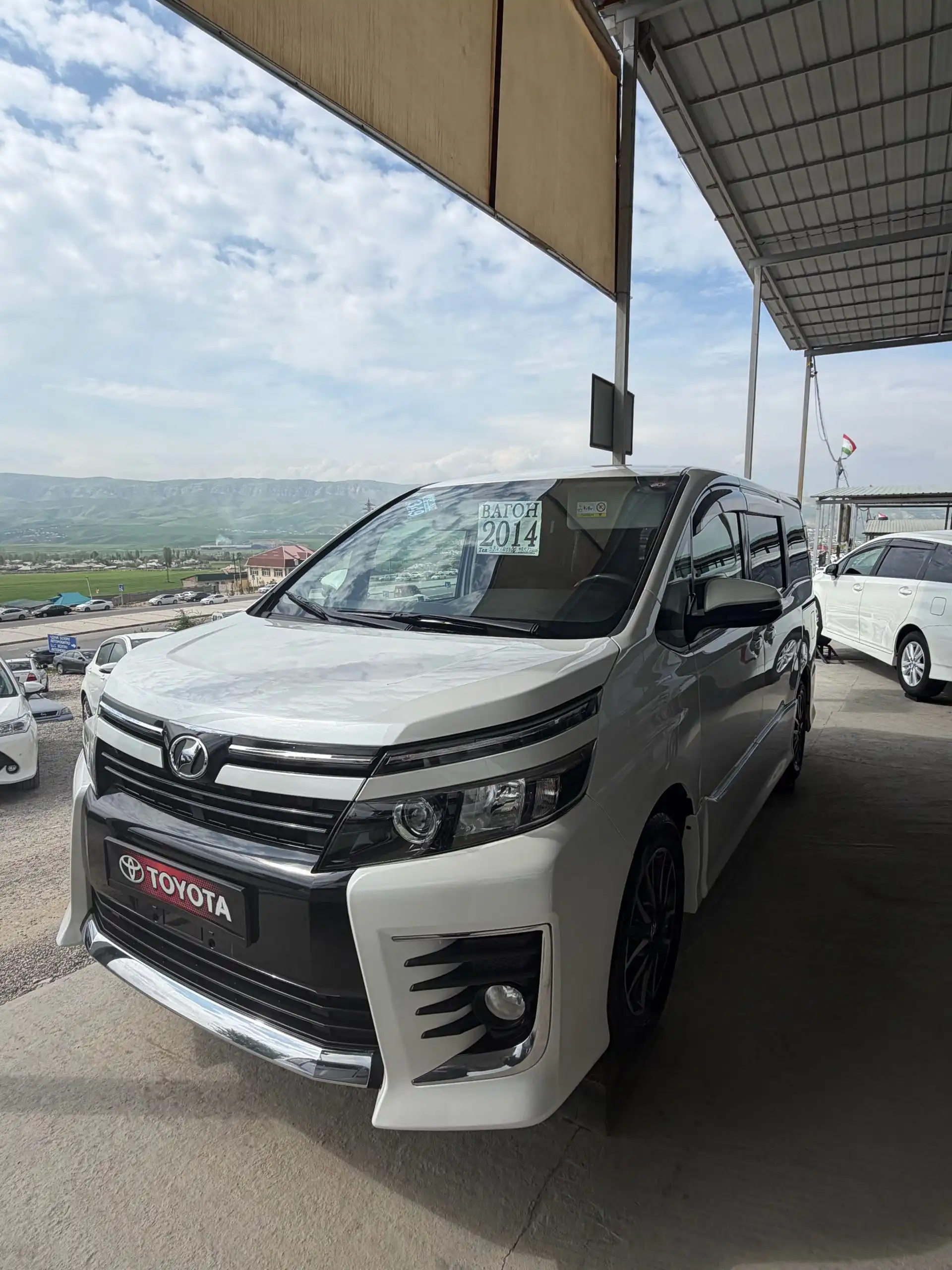 Toyota Voxy 2014