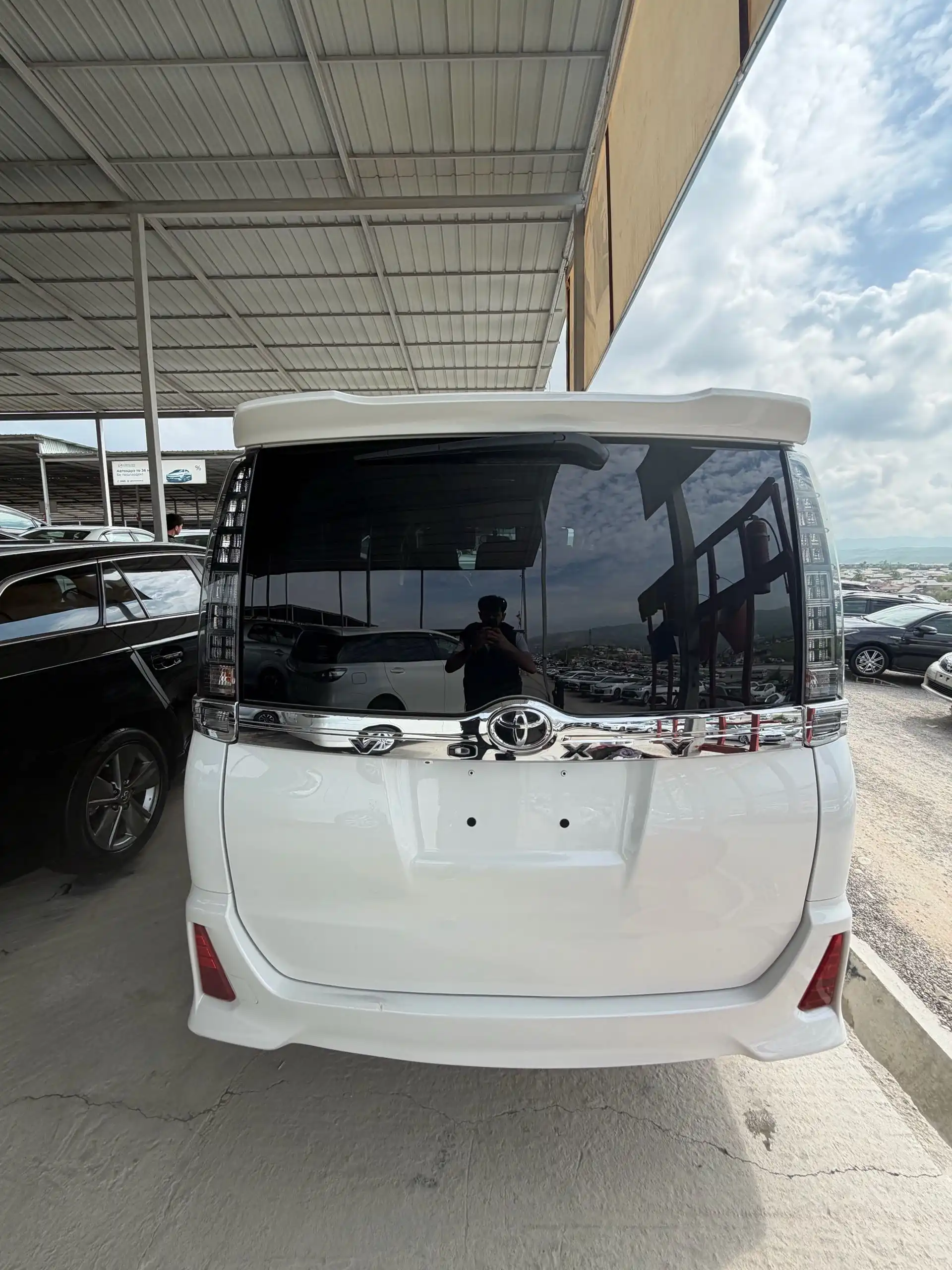 Toyota Voxy 2014