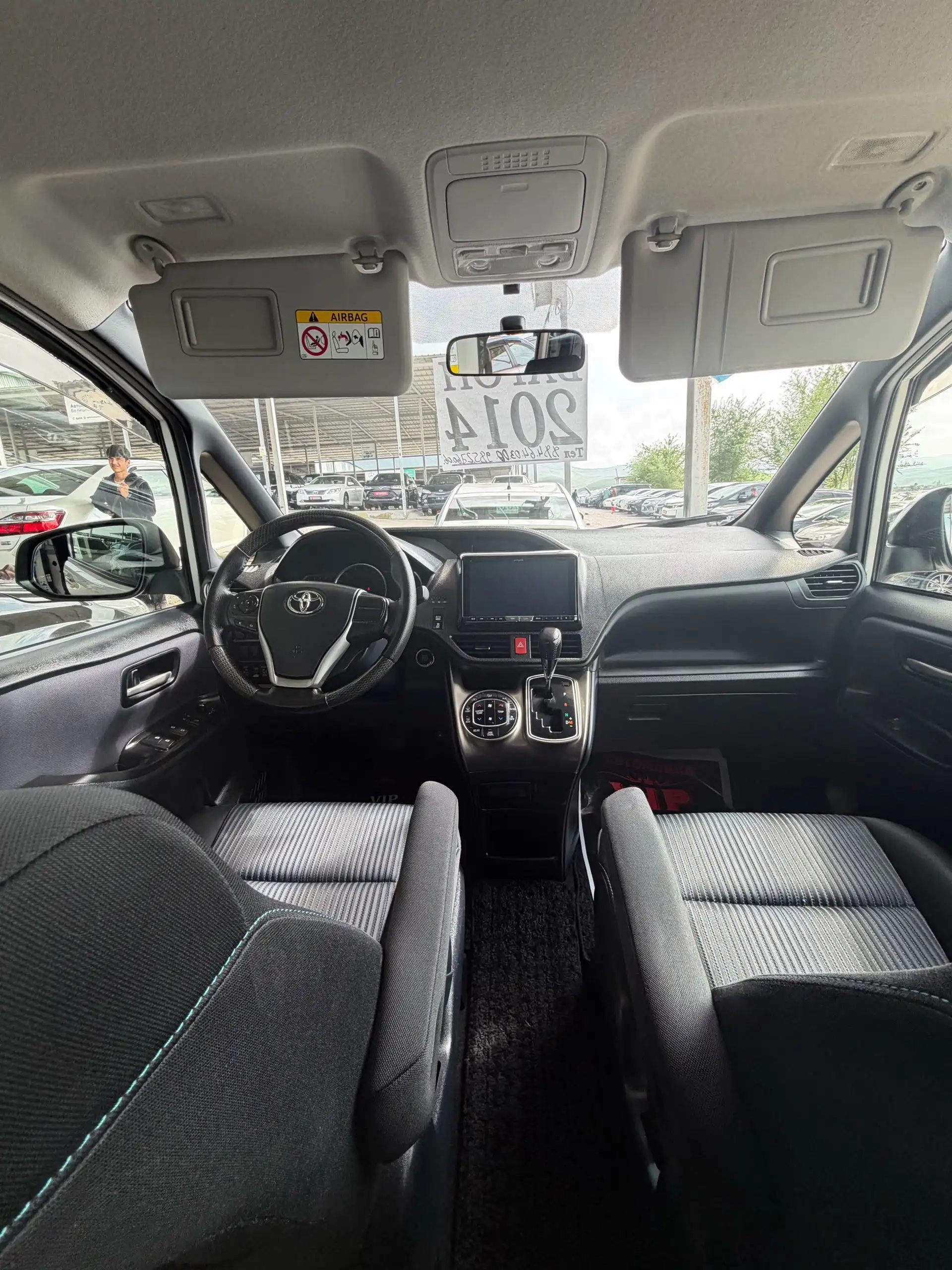 Toyota Voxy 2014