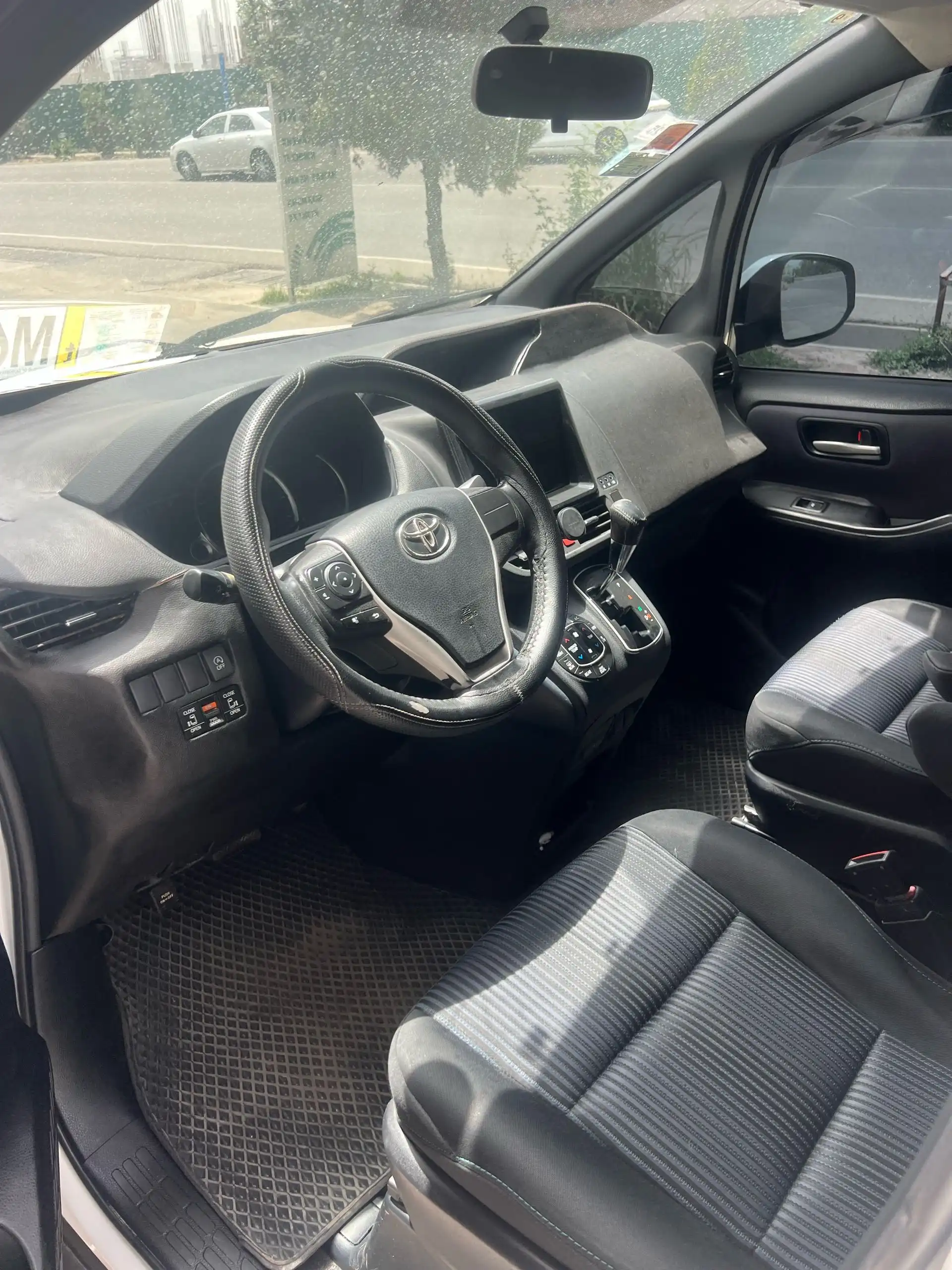 Toyota Voxy 2014