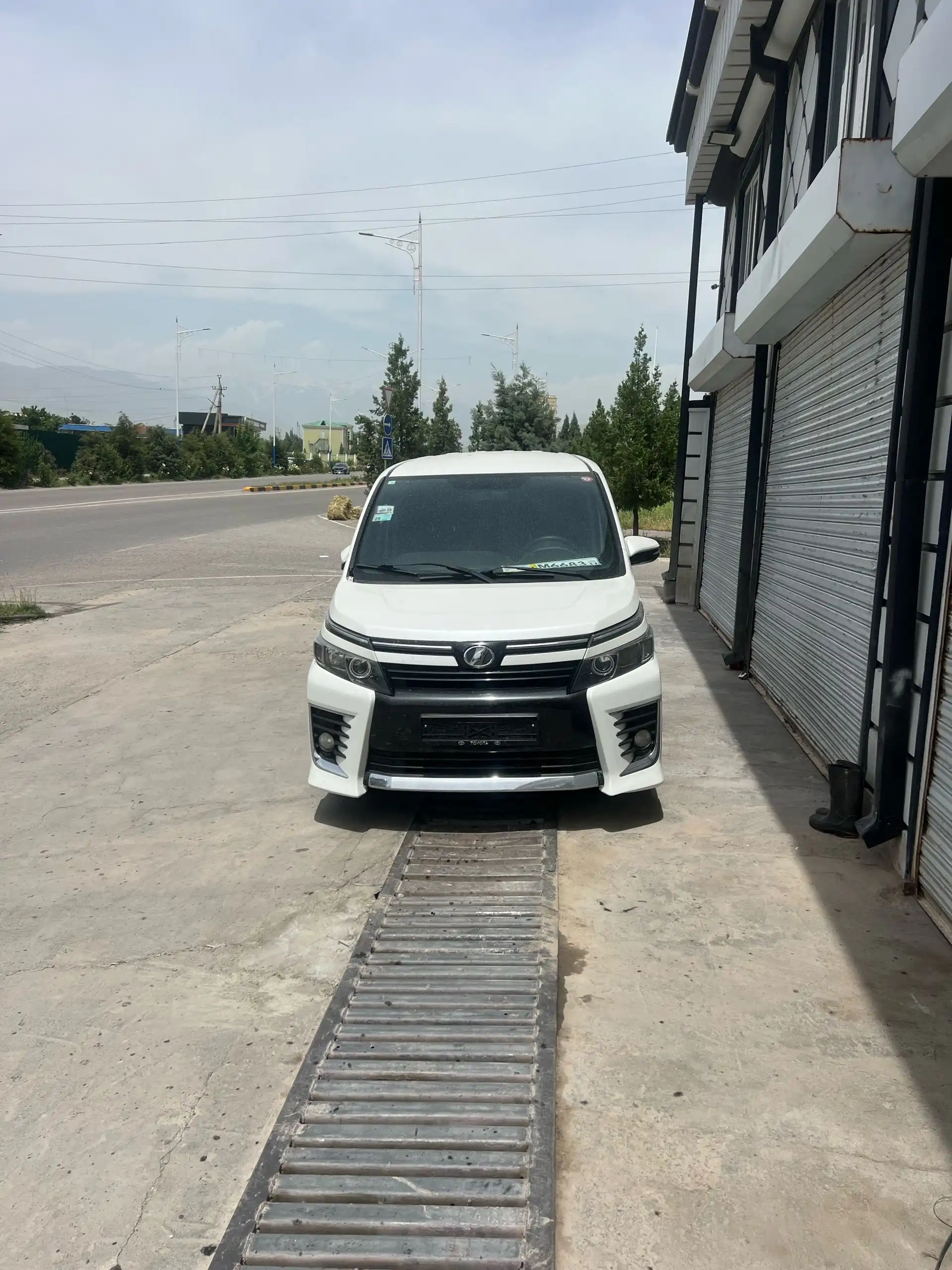 Toyota Voxy 2014