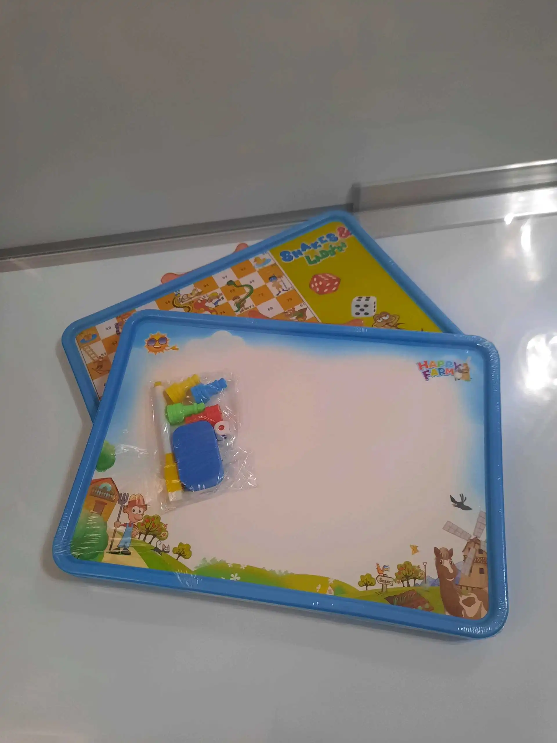 Настольная игра змеи и лестницы.