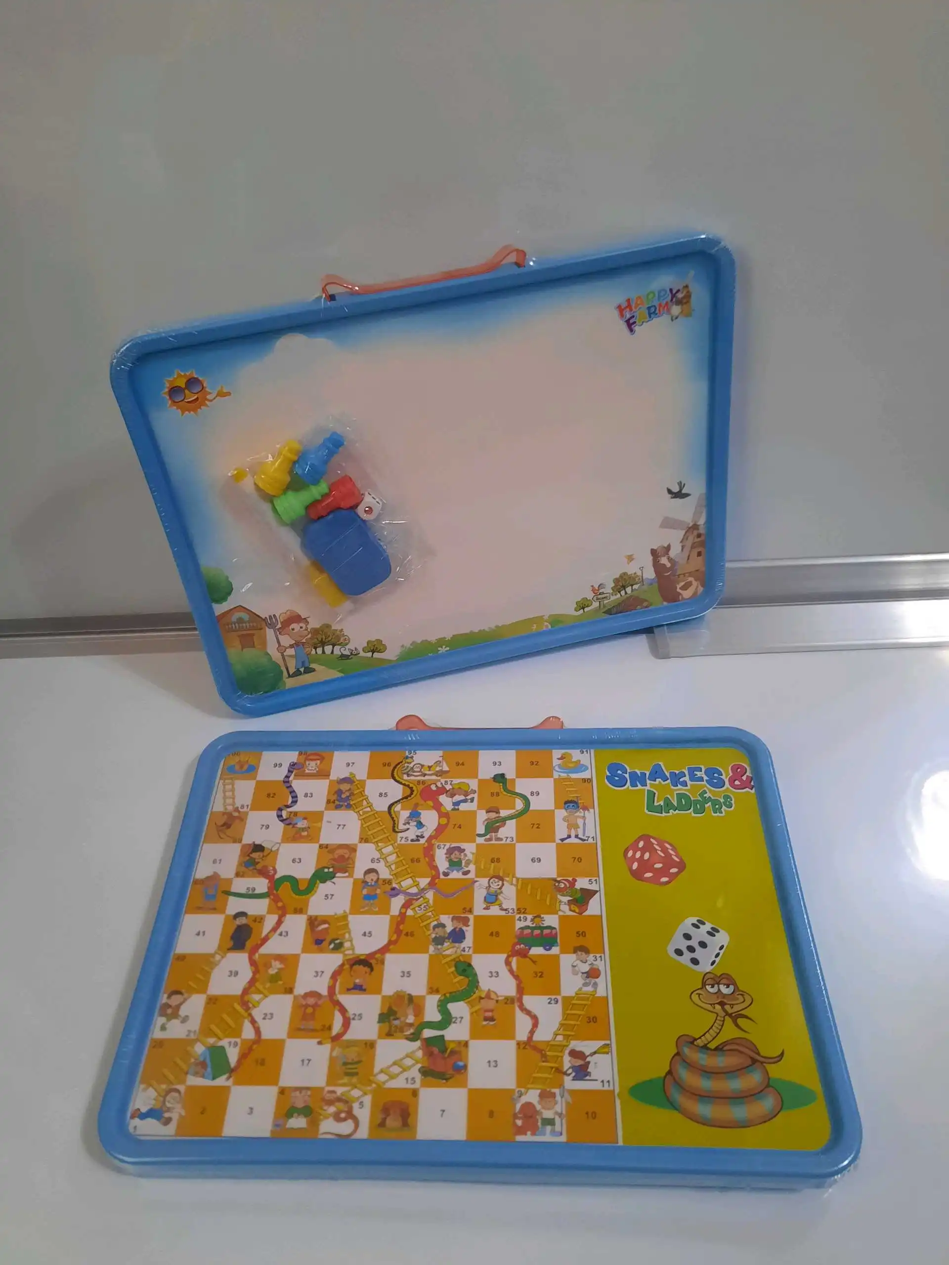 Настольная игра змеи и лестницы.