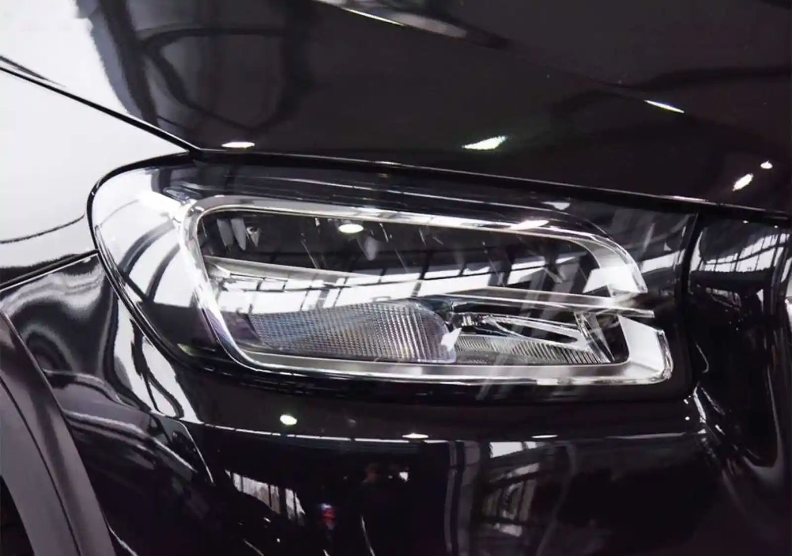 Стекло фары от Mercedes GLS 167 2019-2023 — фото 2