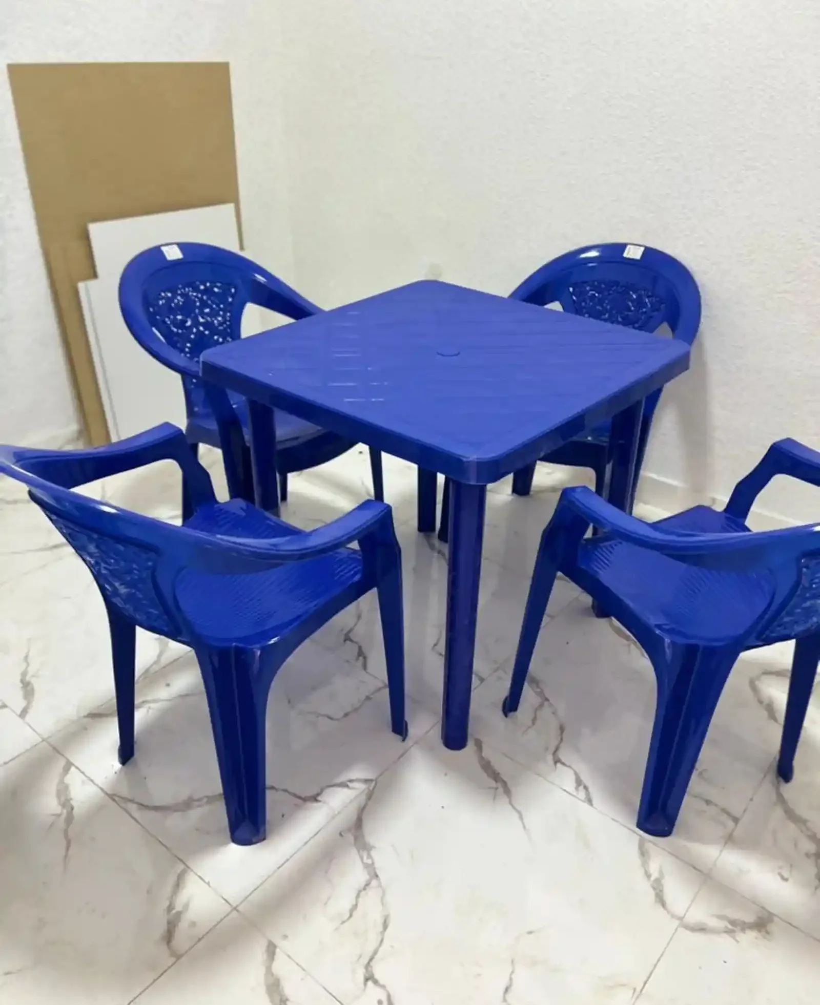 Столы и стулья