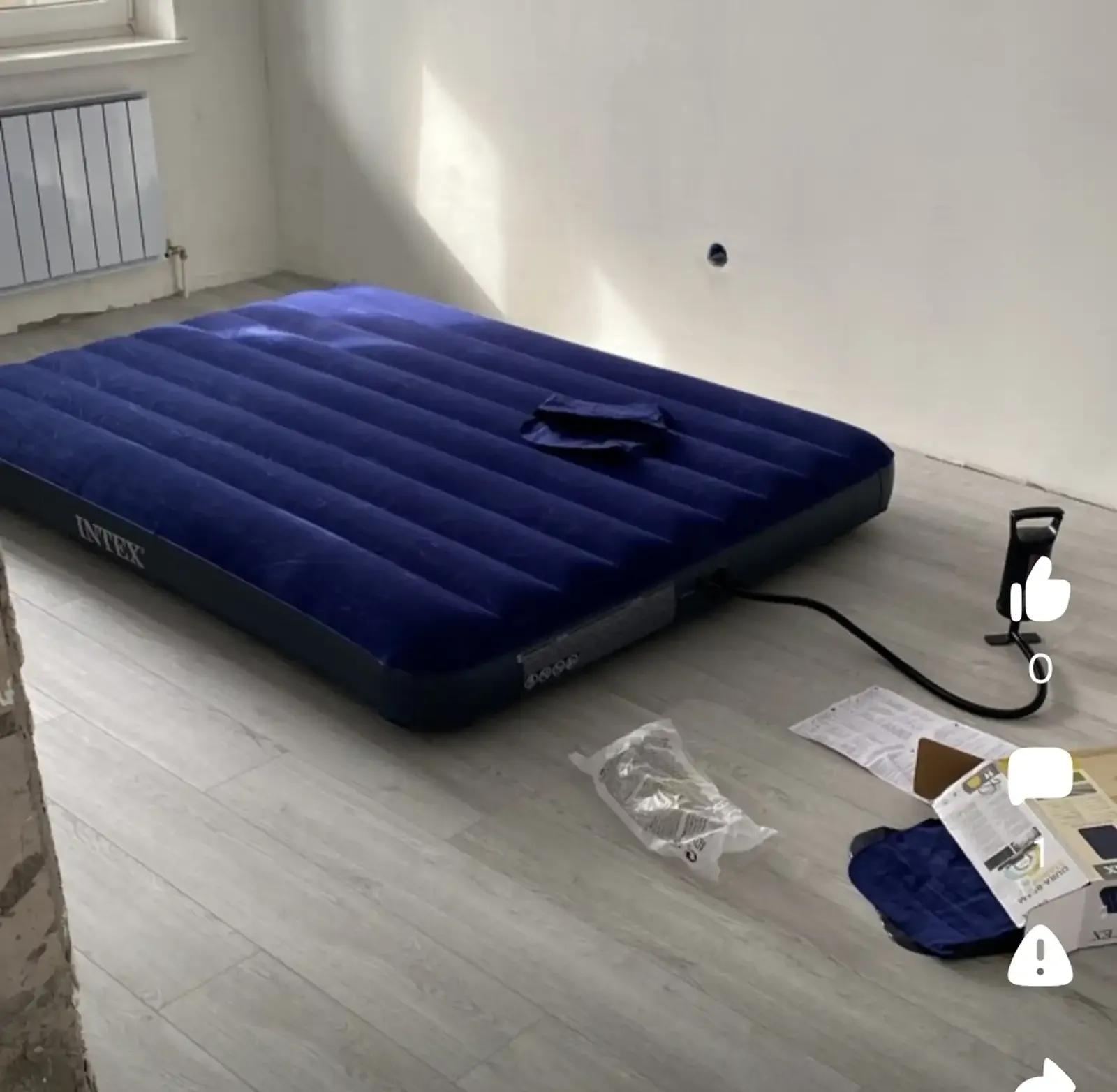 Матрас надувной Intex, 203х183х25см с ручной насосам для дома и отдыха и похода