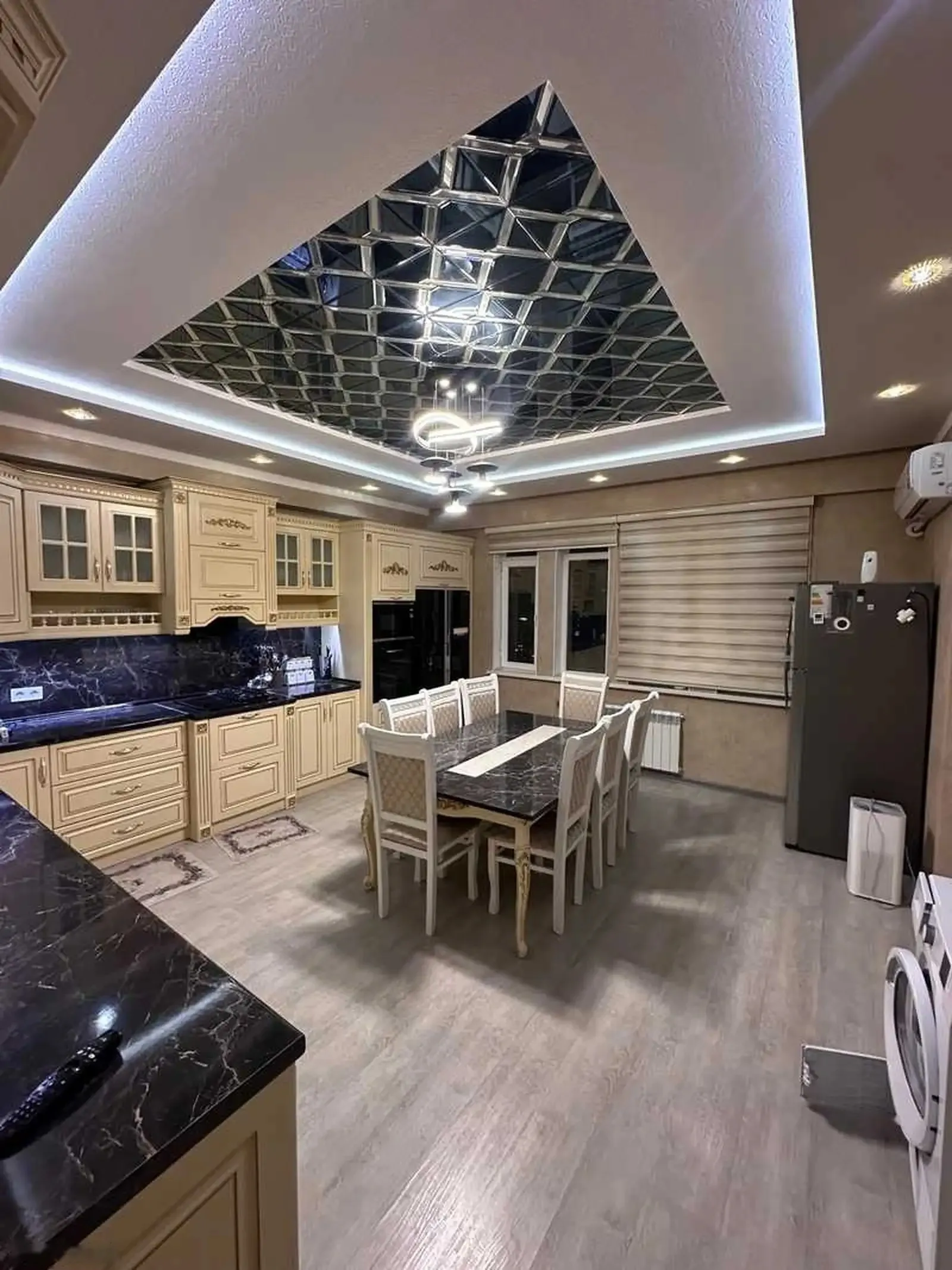 4-комн. квартира, 12 этаж, 210м², Оперка