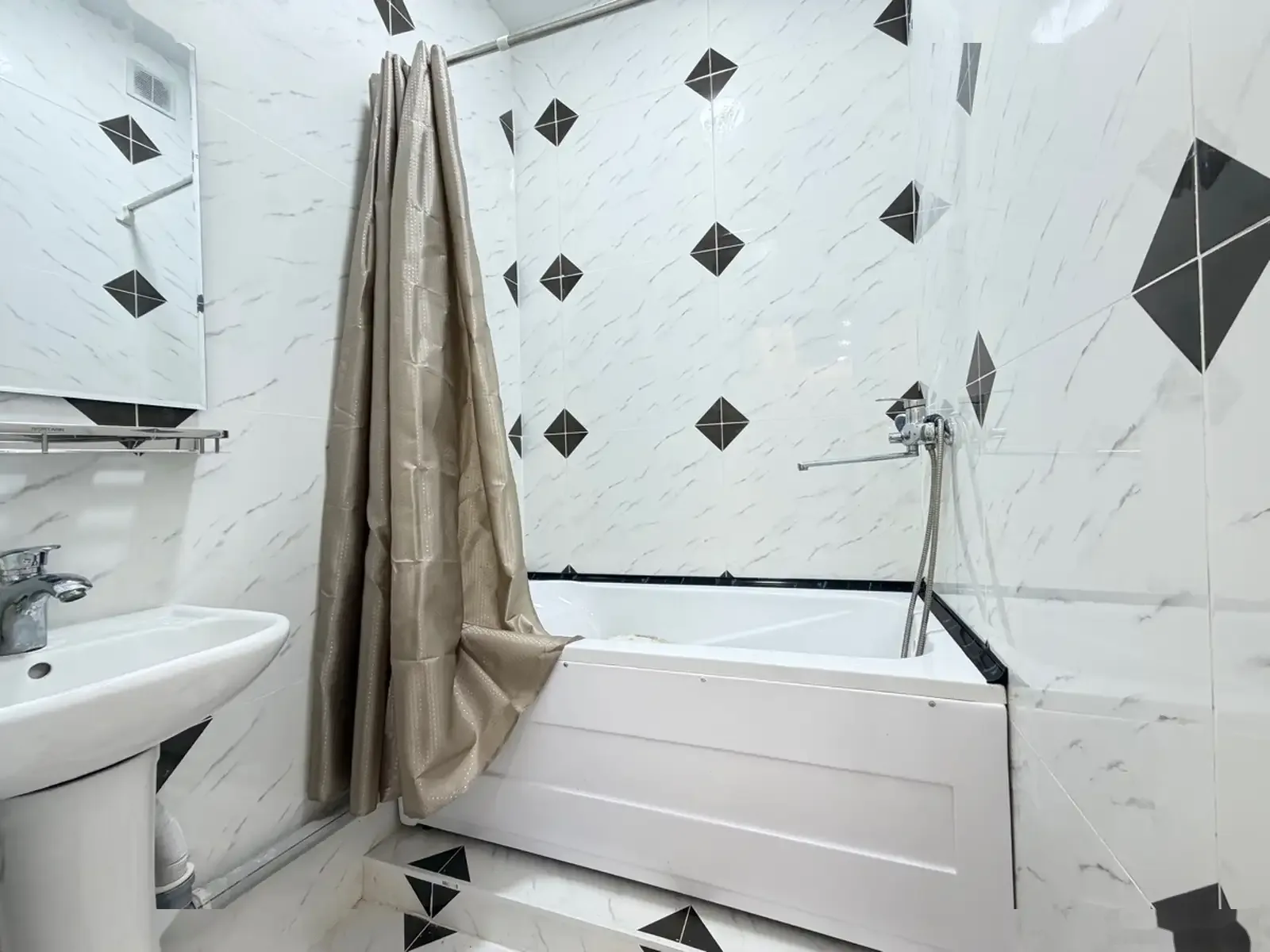 2-комн. квартира, Цокольный этаж, 68 м², 8 мкр — фото 10
