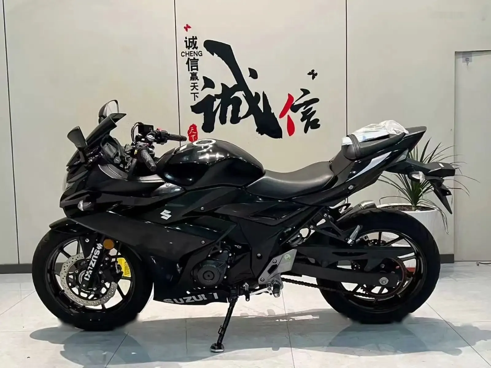 Мотоцикл Suzuki GSX — фото 3