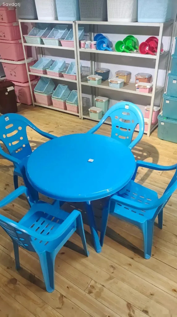 Стол и стулья