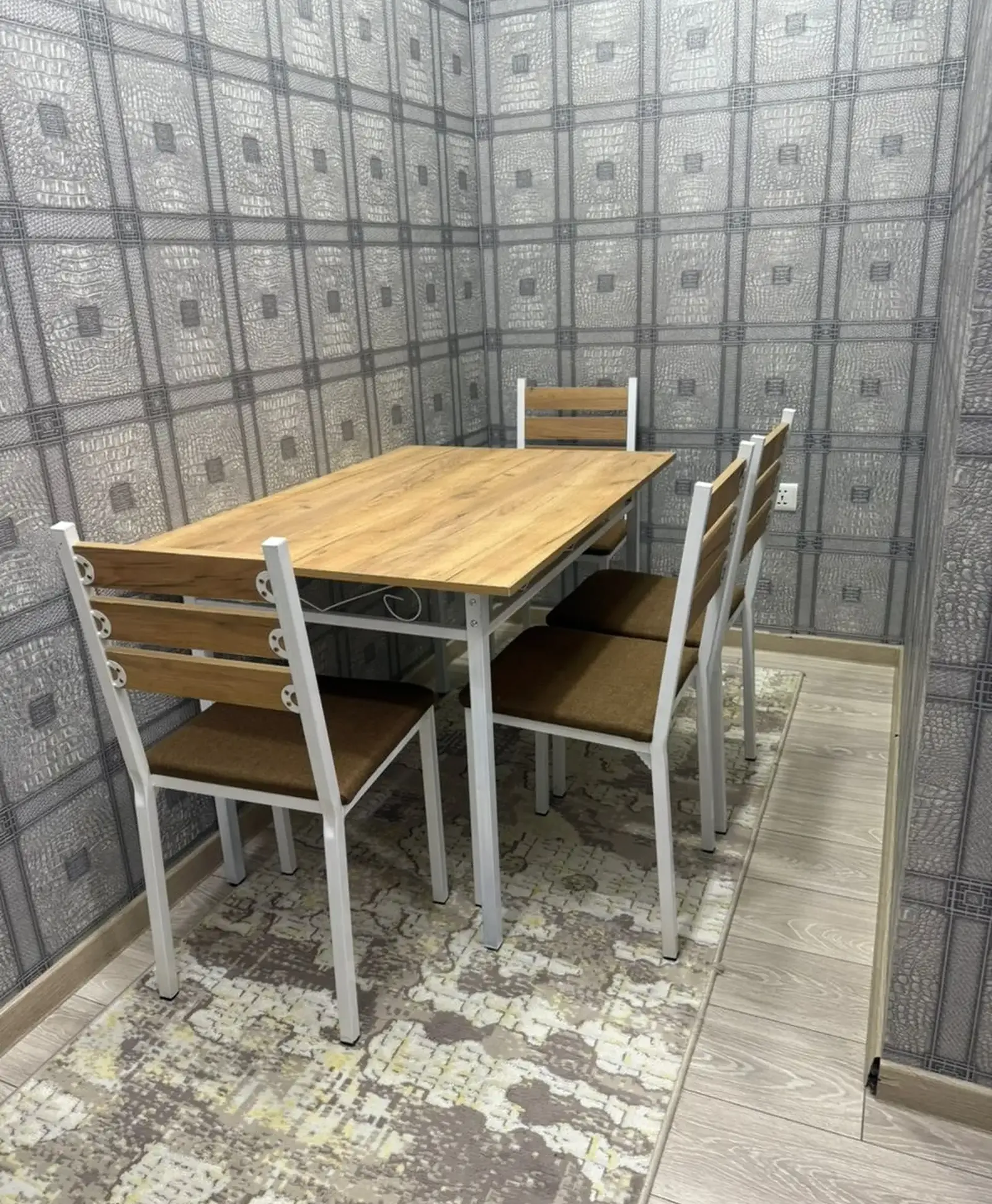 Стол и стулья