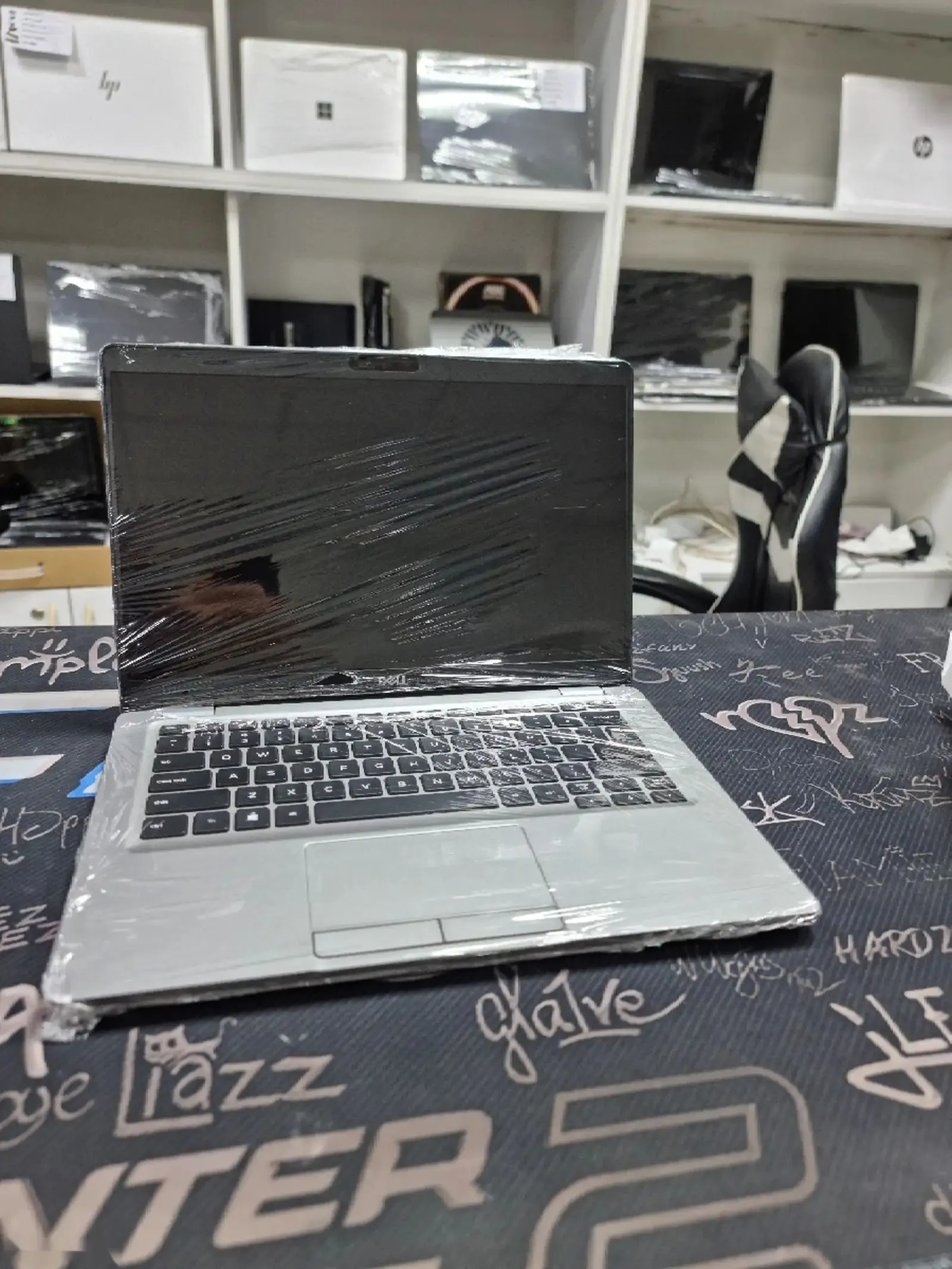 Ноутбук DELL i5 10th RAM8GB DDR4 SSD 256GB видеокарта UHD
