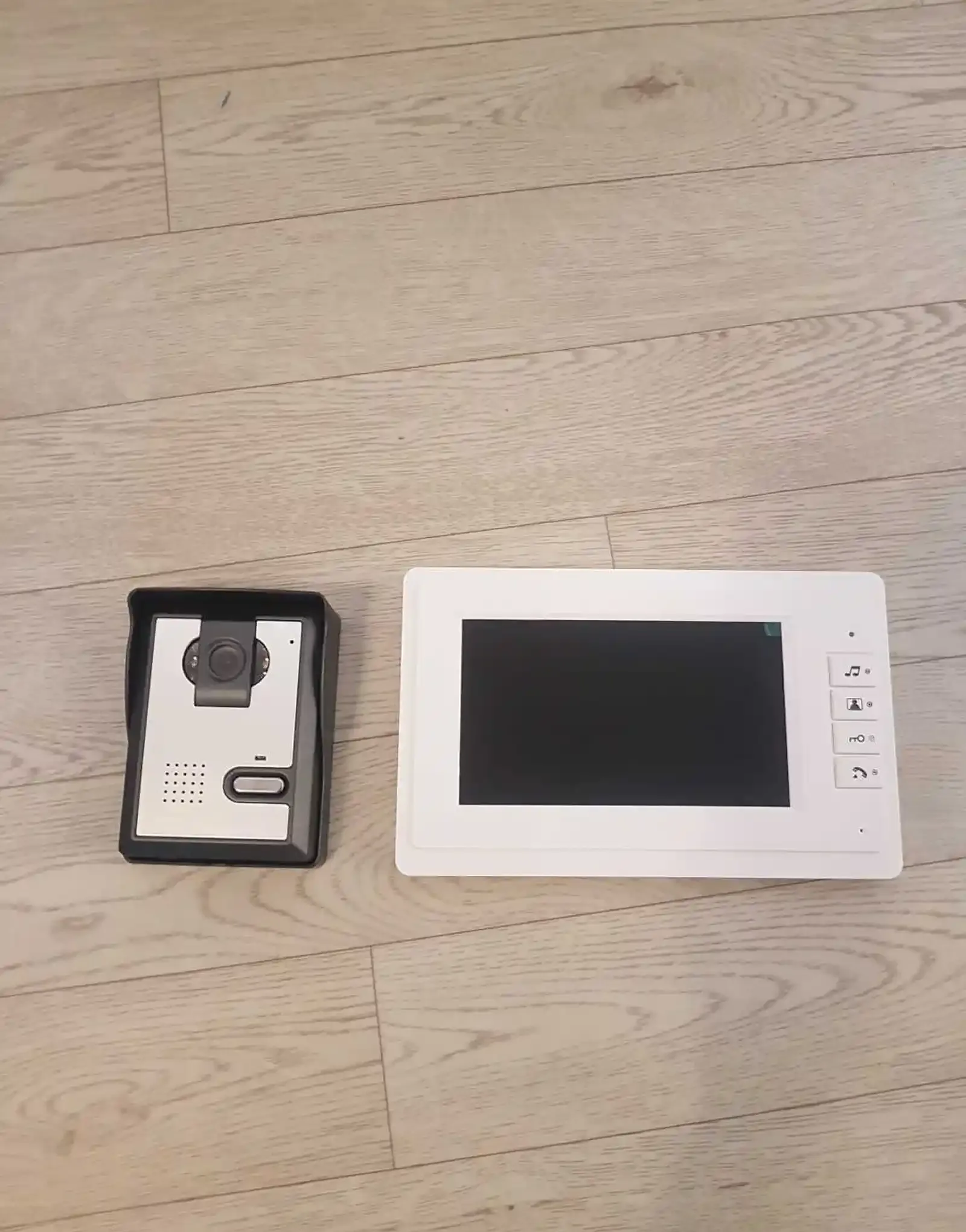 Видеодомофон HD724