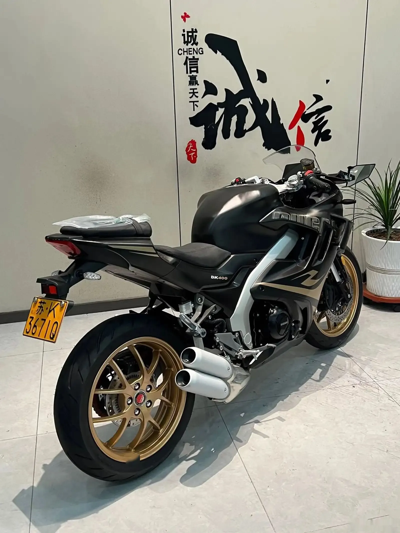Мотоцикл Dugati 400 cc