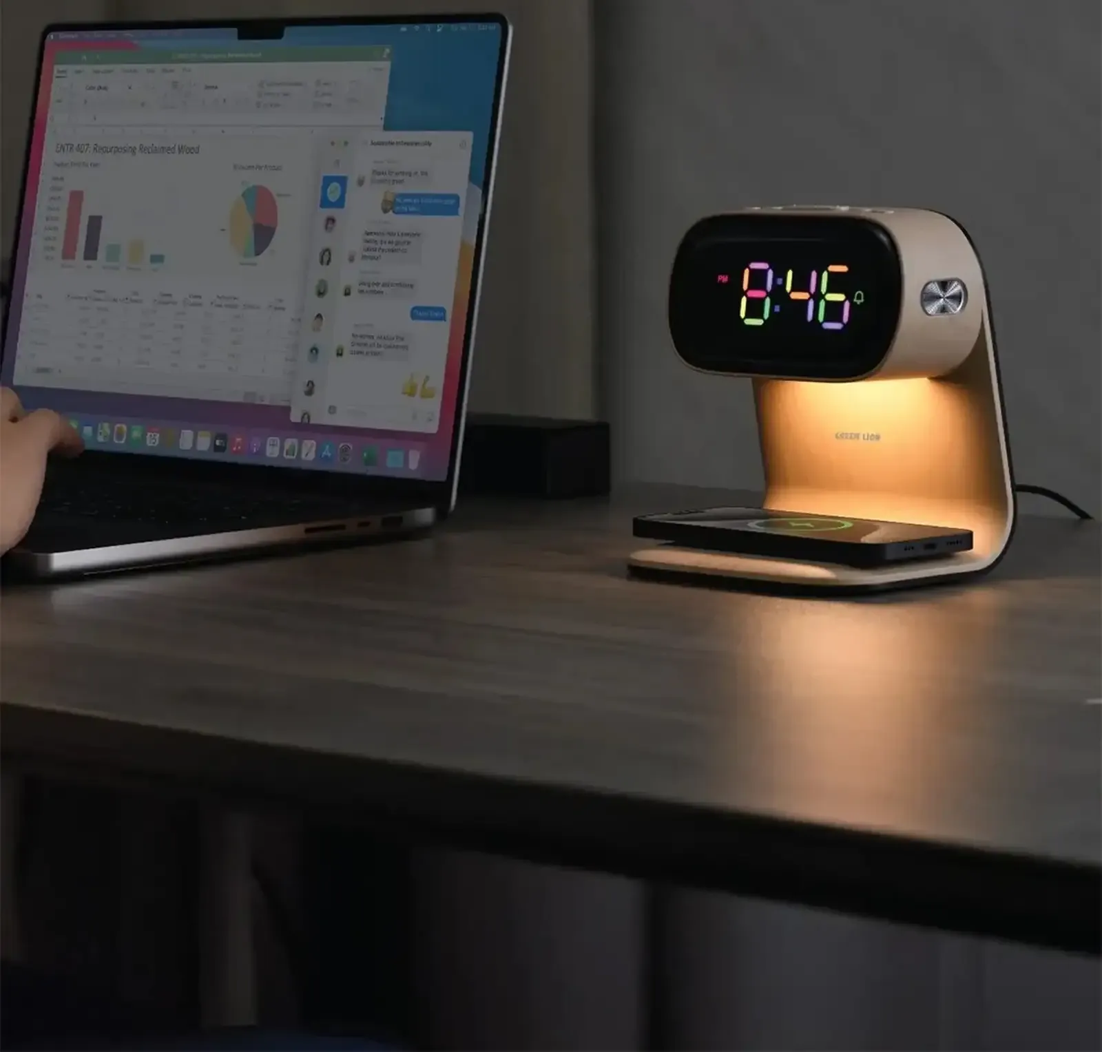 Часы с беспроводной зарядкой Green Lion Bedside Clock with Wireless Charger