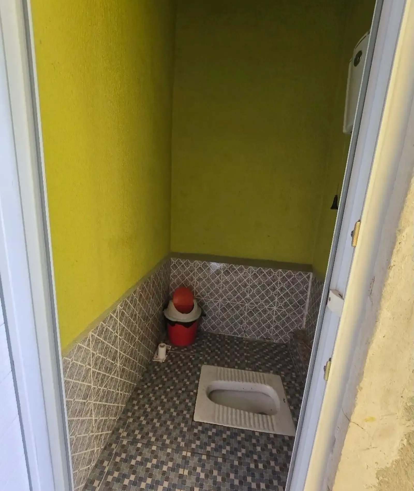 6-комн. квартира, 2 этаж, 60 м², Шохмансур 7 км