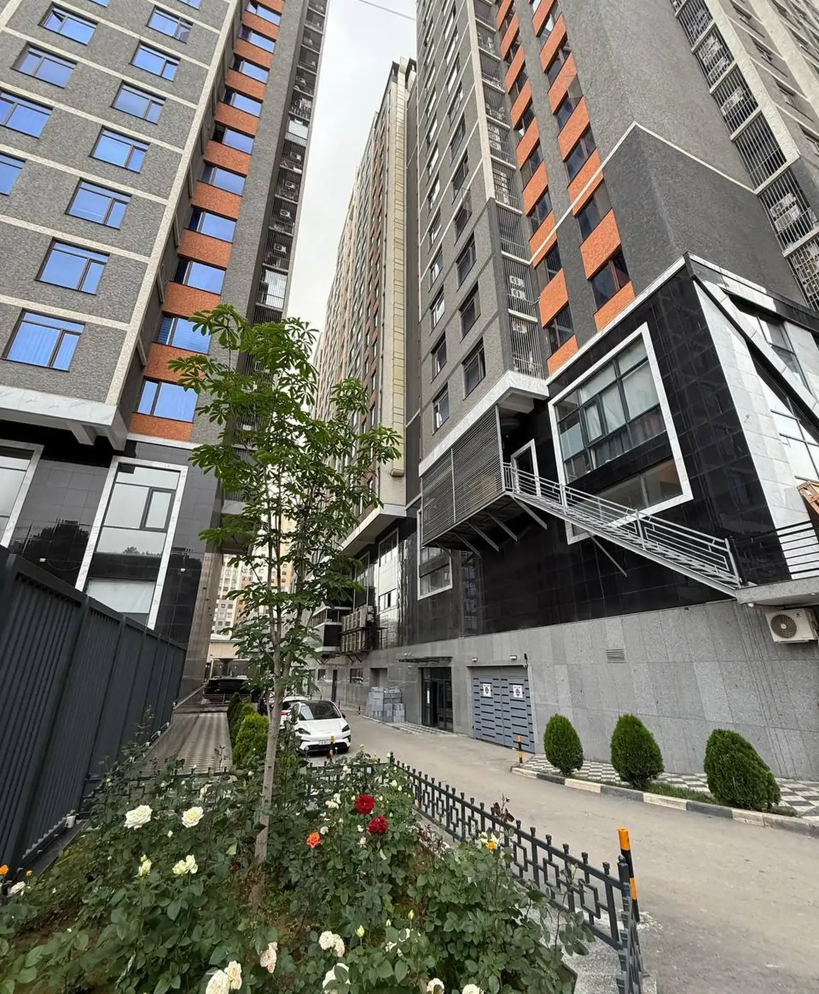 3-комн. квартира, 12 этаж, 110 м², Сомони — фото 4