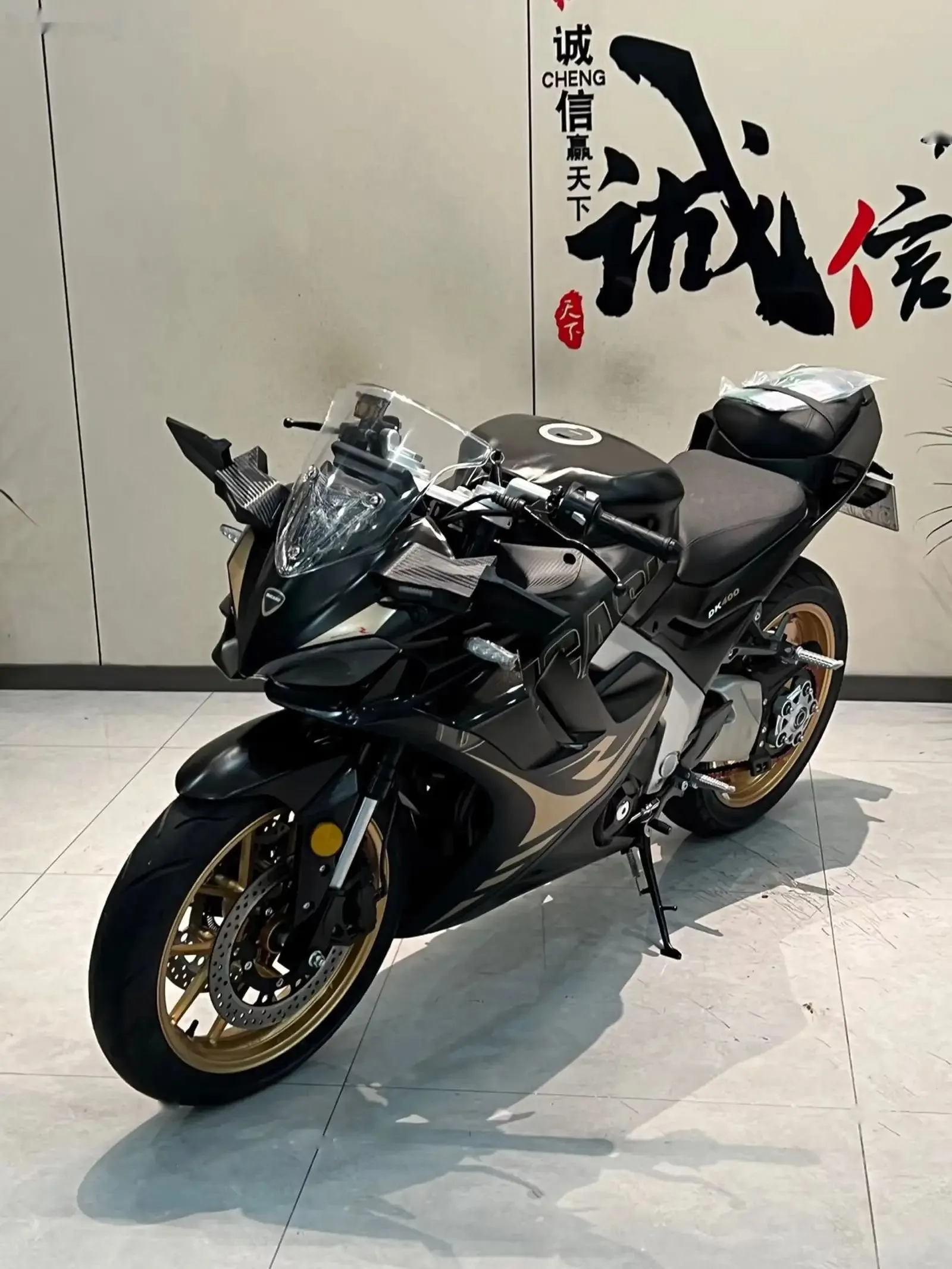Мотоцикл Dugati 400 cc
