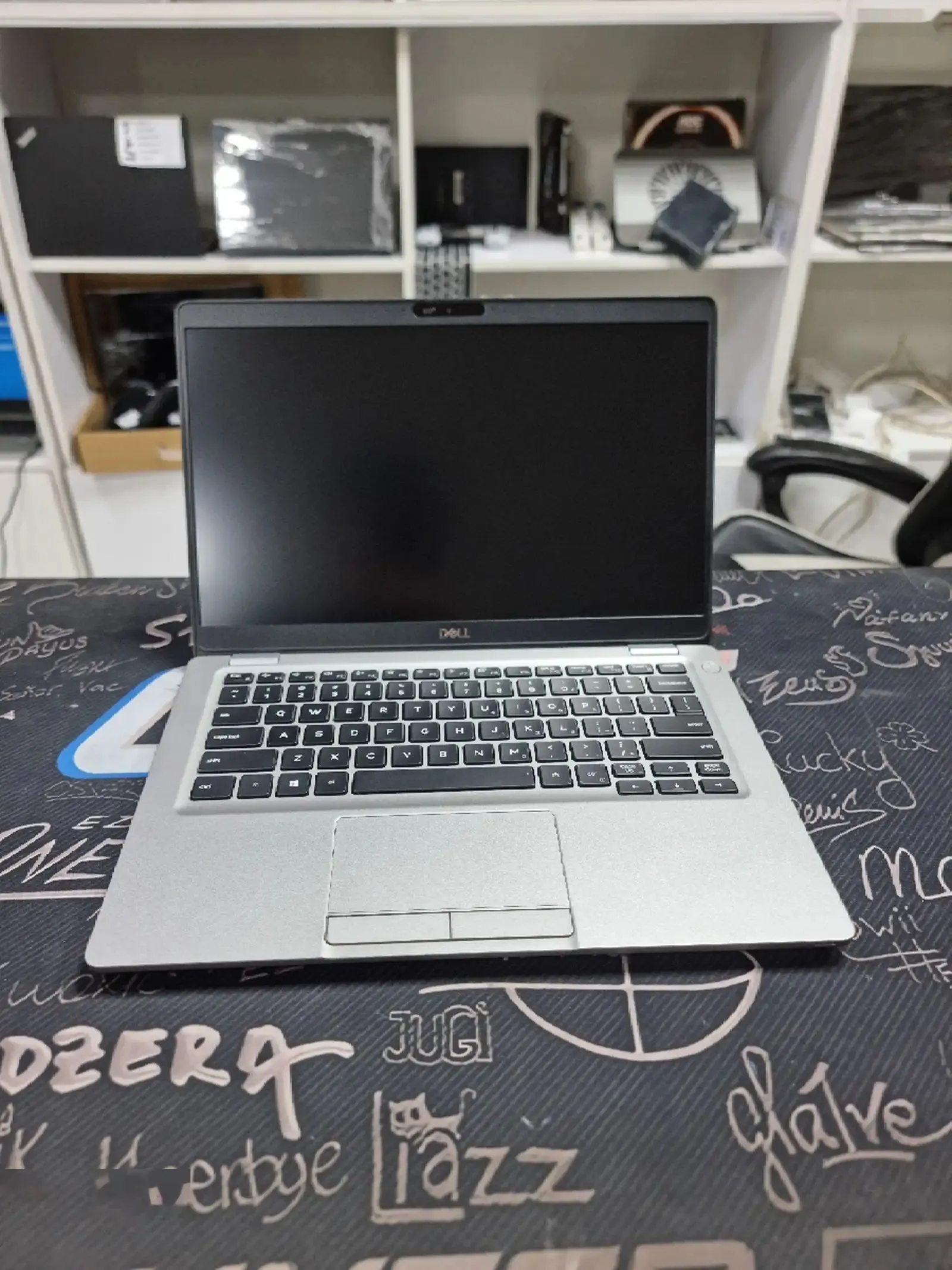 Ноутбук DELL i5 10th RAM8GB DDR4 SSD 256GB видеокарта UHD