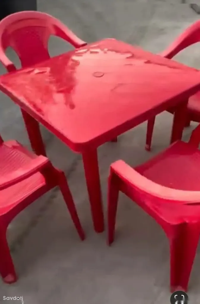 Стол и стулья