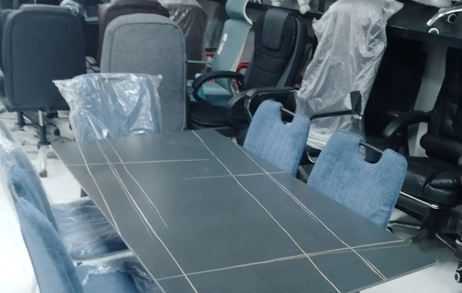 Стол и стулья