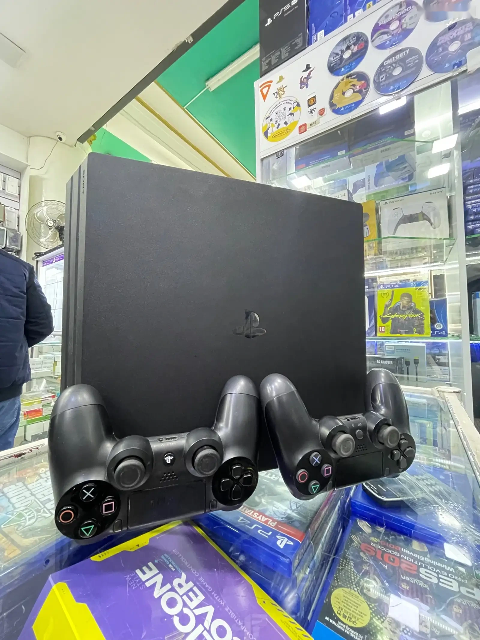 Игровая приставка Sony PS4 pro — миниатюра 1