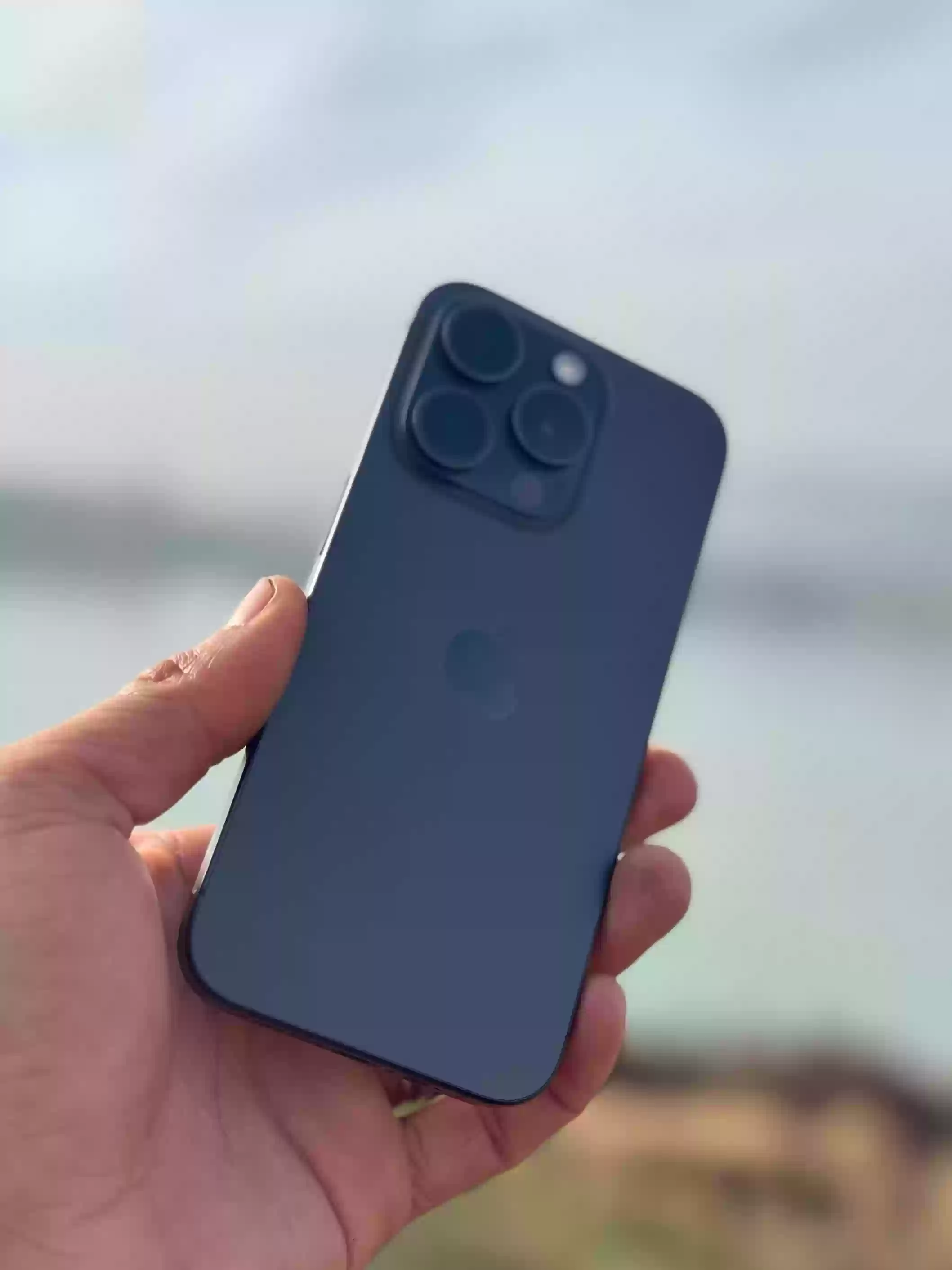 iPhone 15 pro     LLA