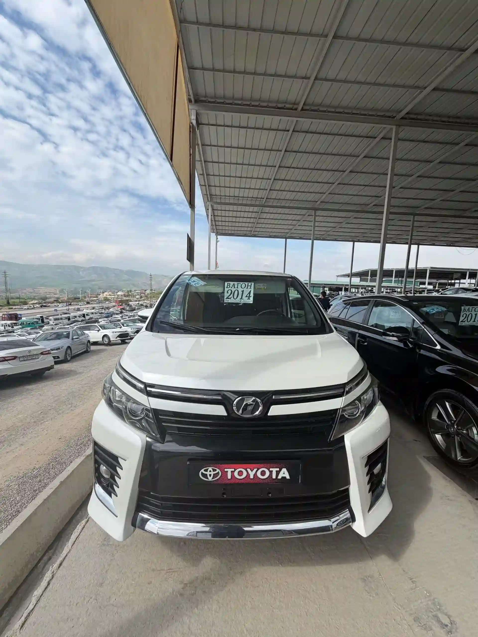 Toyota Voxy 2014