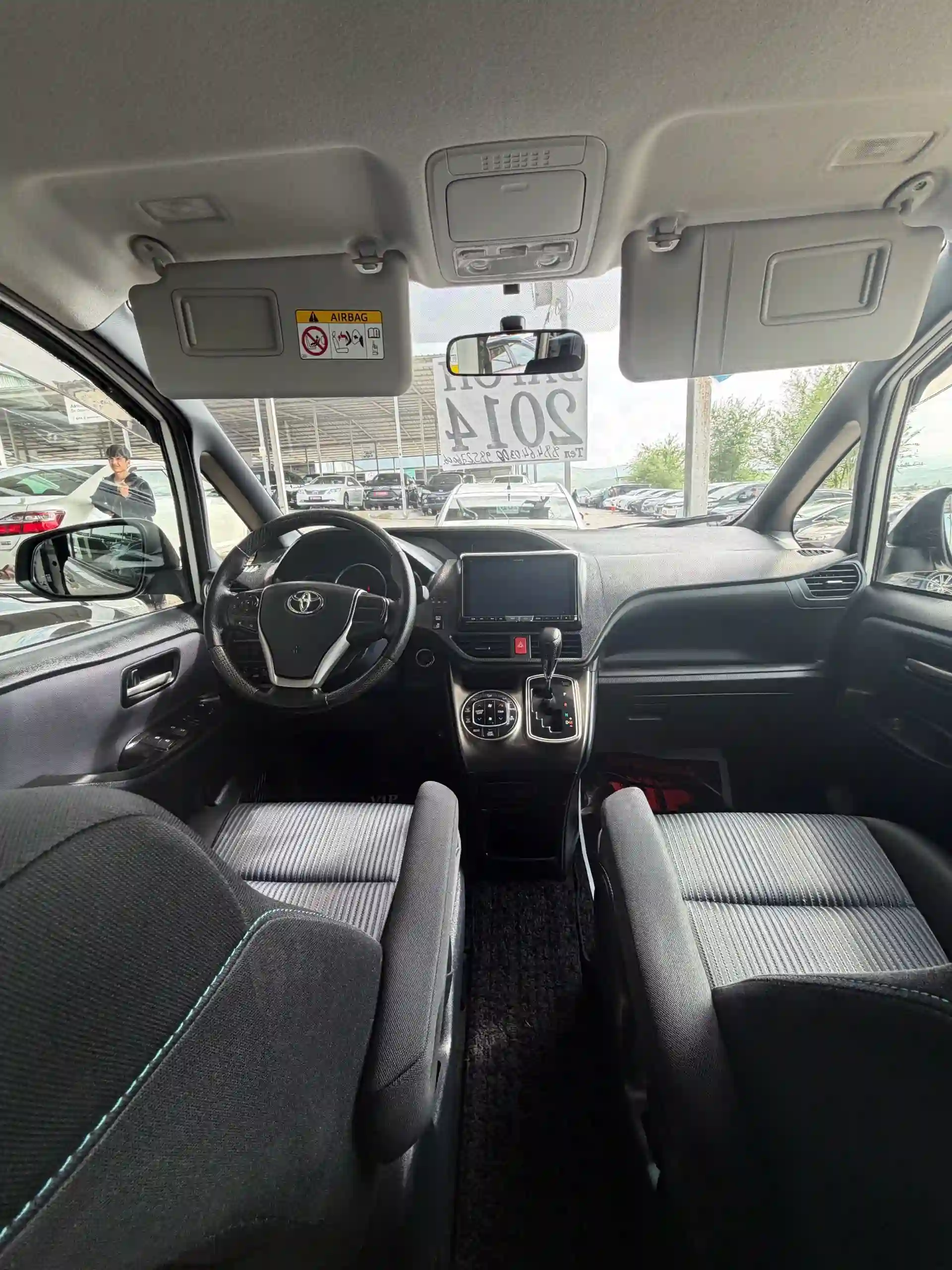 Toyota Voxy 2014