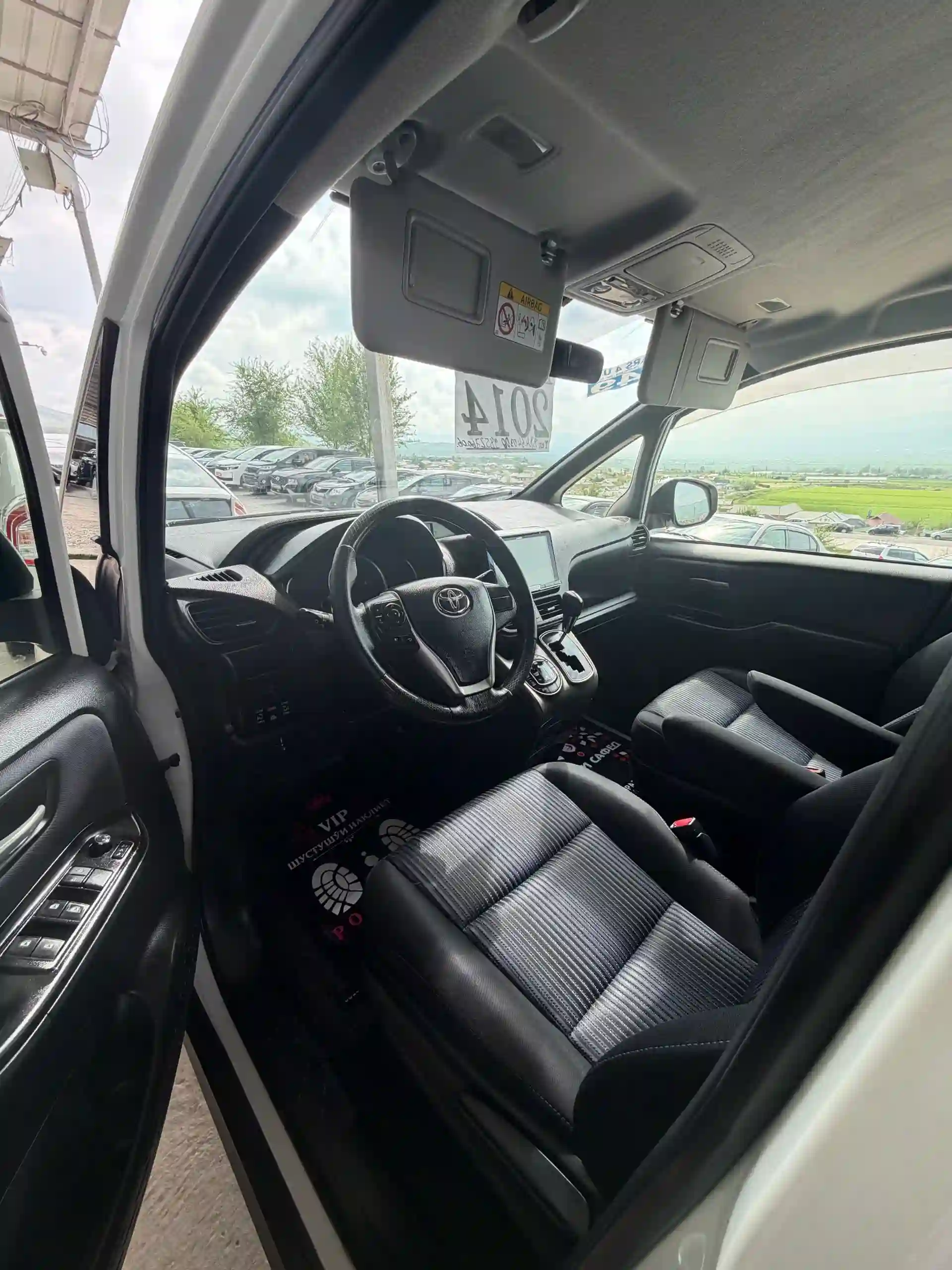 Toyota Voxy 2014