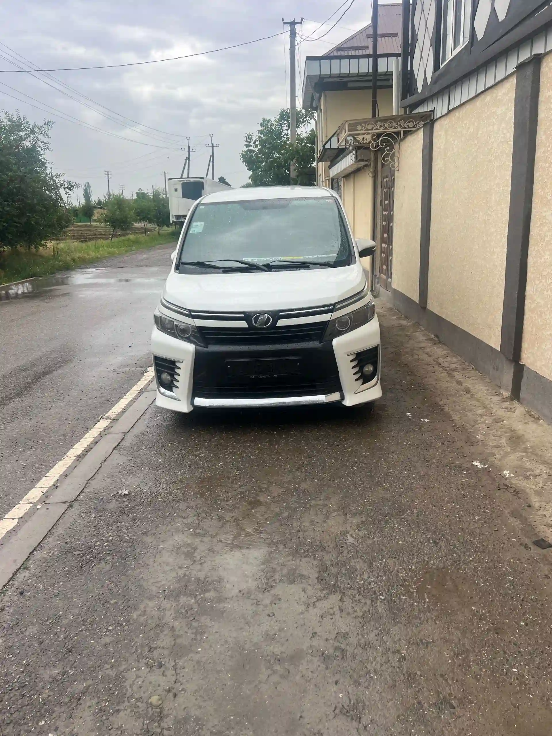 Toyota Voxy 2014
