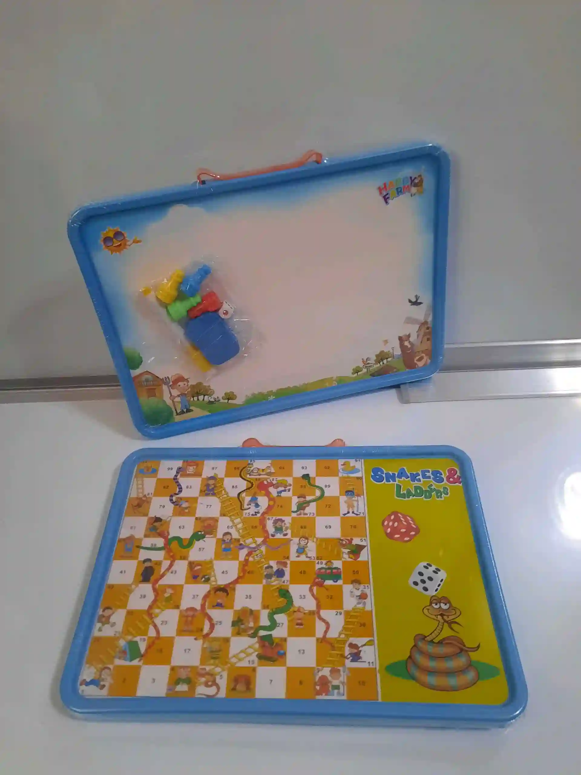 Настольная игра змеи и лестницы.