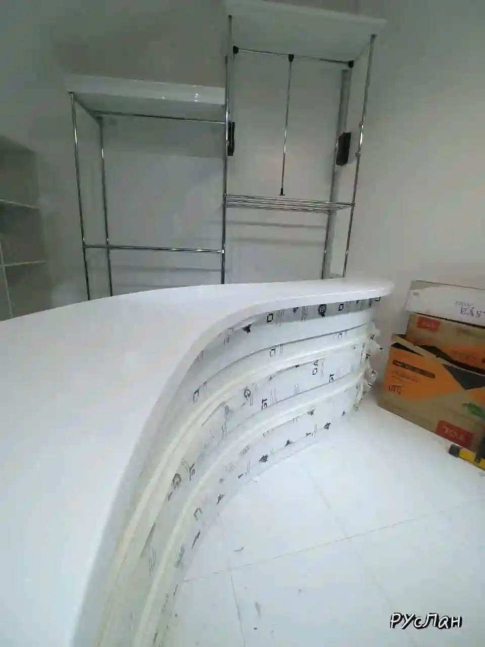 Ресепшн для офиса из искусственного камня и кварца