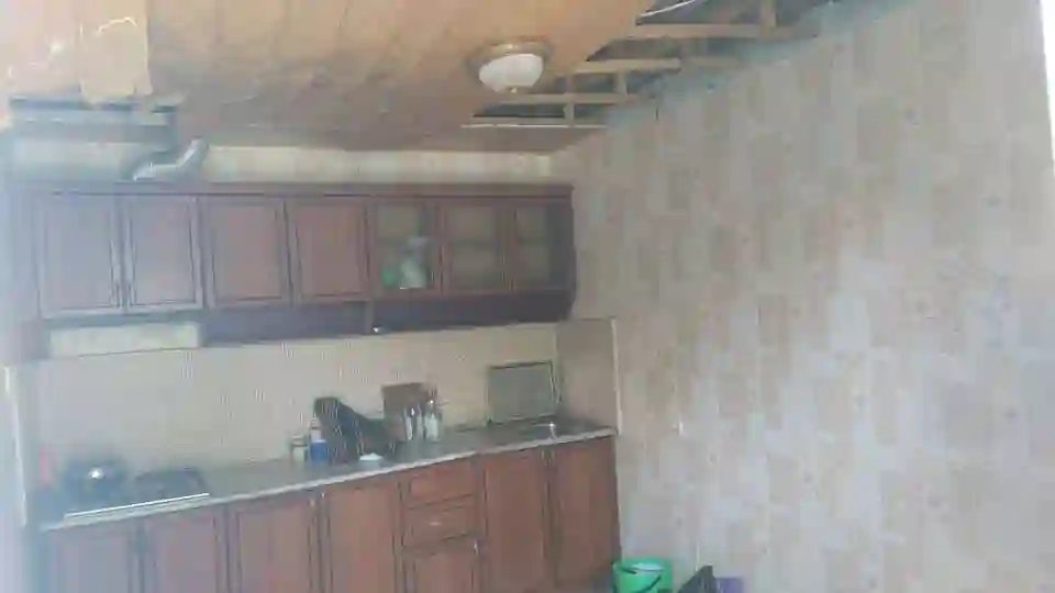 Кухонный гарнитур 2.6 м с мойкой (б/у)
