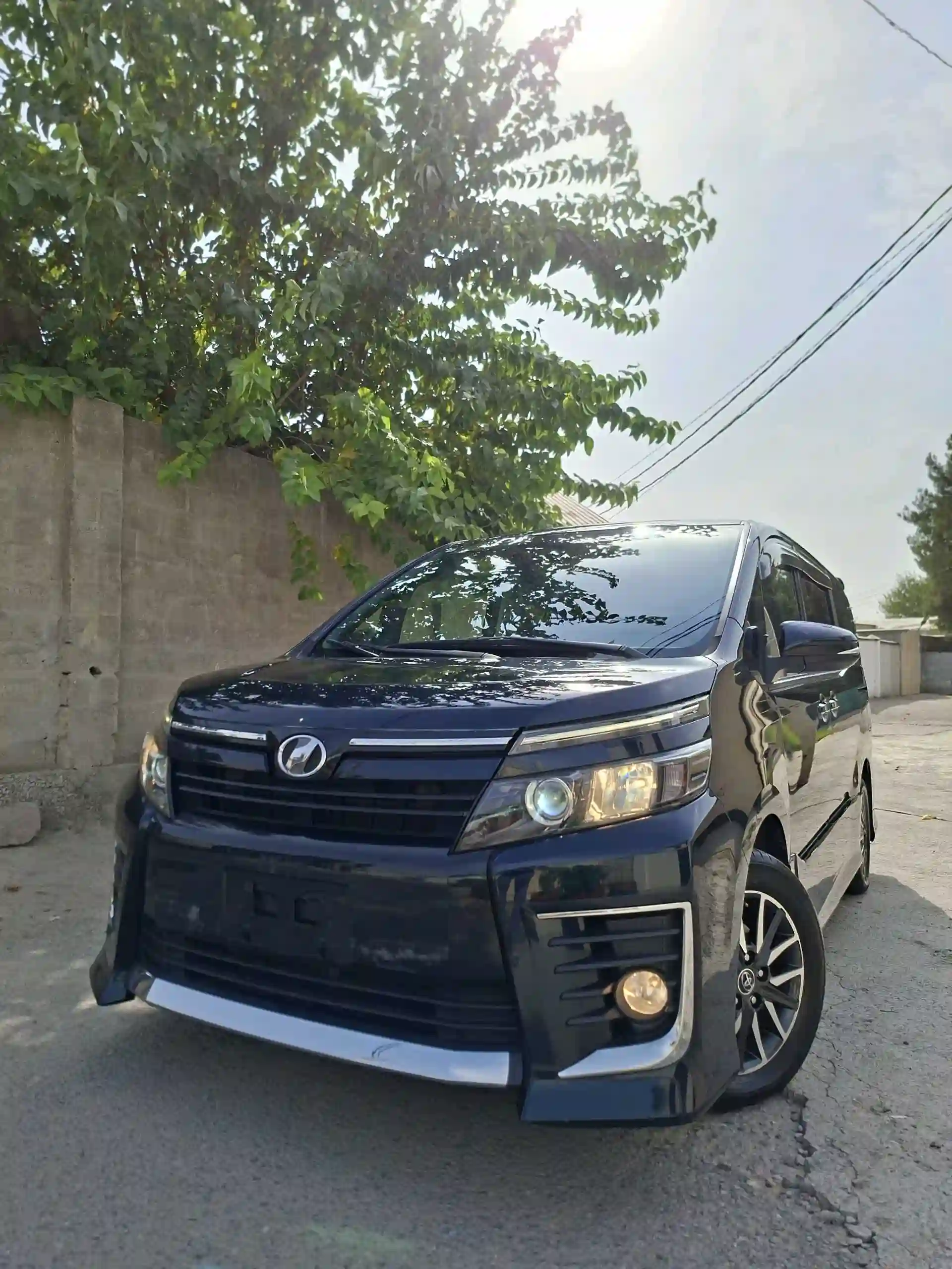 Toyota Voxy 2014 — миниатюра 2